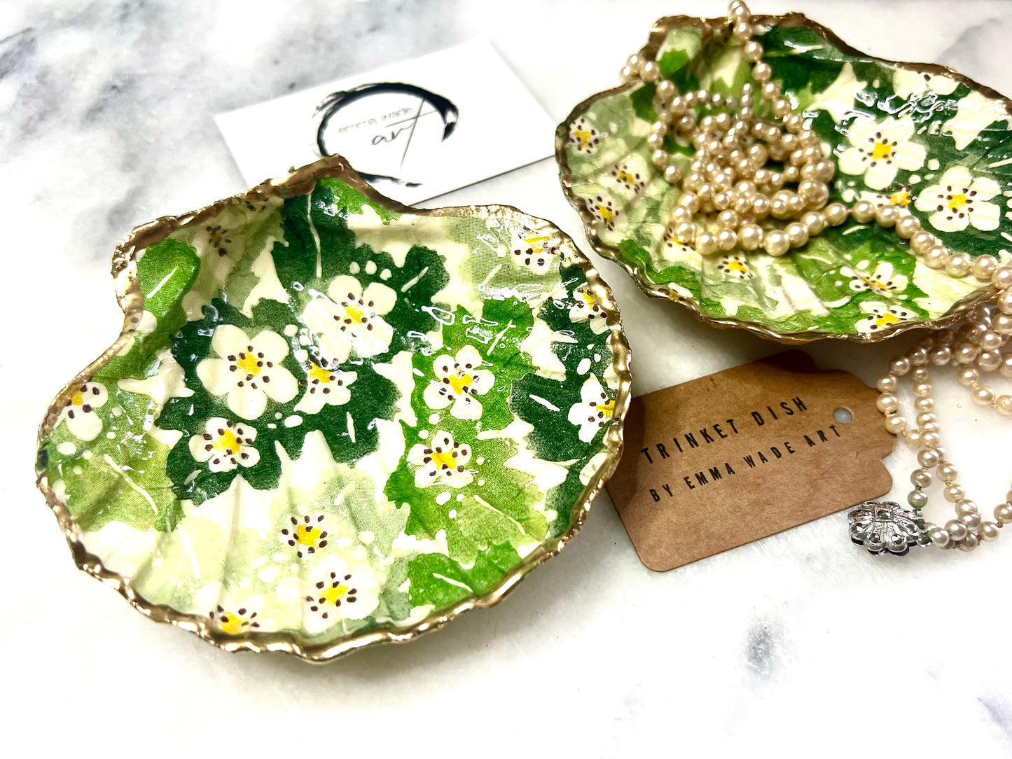Handmade Dorset scallop shell trinket dish featuring an Emma Bridgewater inspired Hawthorn Berries floral design in green and cream tones. Decorative shell jewellery dish finished with hand-applied liquid gold leaf edging and glossy resin. Coastal cottage style ring holder and trinket tray with natural shell texture, suitable for jewellery storage, bathroom décor or gifting.