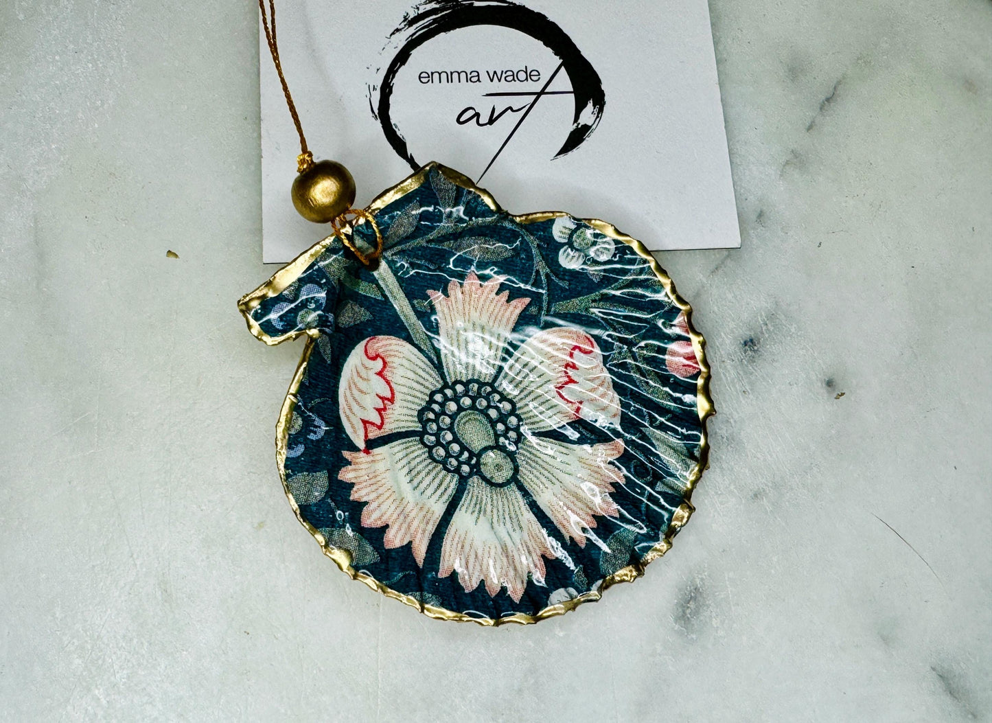 William Morris scallop shell ornaments sold individually or as set of 4, handmade Dorset shells with gold leaf gilded rims and backs, glossy resin interiors, Compton and Pimpernel floral designs, coastal hanging decorations with gold string, sustainable handmade gift, coastal home decor, Christmas ornament or unique shell gift