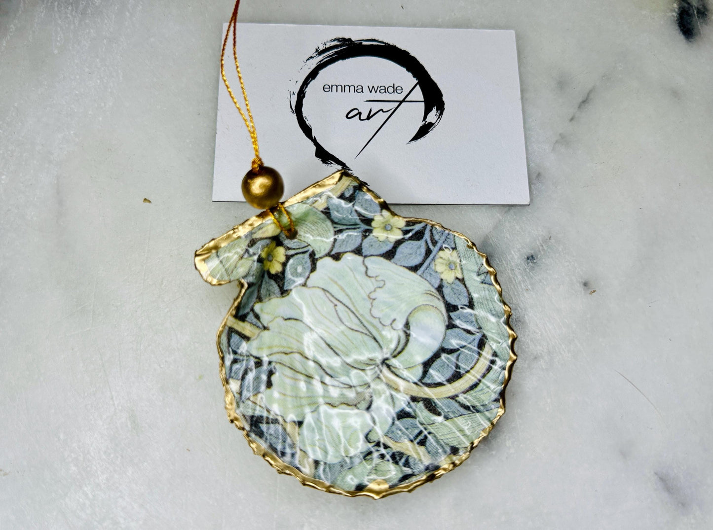 William Morris scallop shell ornaments sold individually or as set of 4, handmade Dorset shells with gold leaf gilded rims and backs, glossy resin interiors, Compton and Pimpernel floral designs, coastal hanging decorations with gold string, sustainable handmade gift, coastal home decor, Christmas ornament or unique shell gift