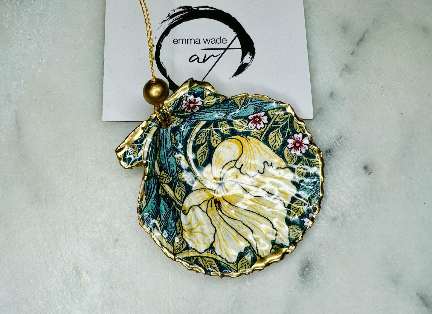 William Morris scallop shell ornaments sold individually or as set of 4, handmade Dorset shells with gold leaf gilded rims and backs, glossy resin interiors, Compton and Pimpernel floral designs, coastal hanging decorations with gold string, sustainable handmade gift, coastal home decor, Christmas ornament or unique shell gift