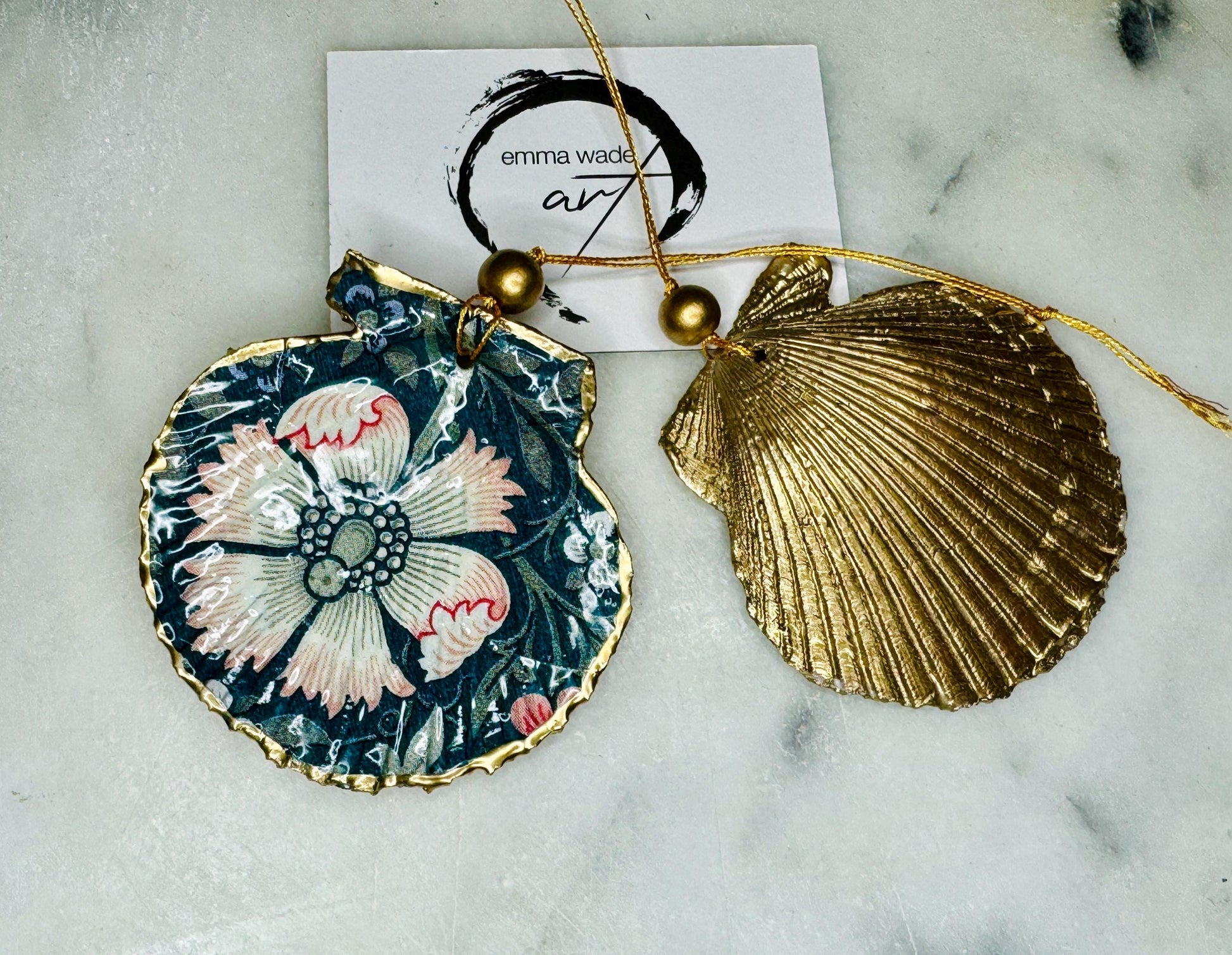William Morris scallop shell ornaments sold individually or as set of 4, handmade Dorset shells with gold leaf gilded rims and backs, glossy resin interiors, Compton and Pimpernel floral designs, coastal hanging decorations with gold string, sustainable handmade gift, coastal home decor, Christmas ornament or unique shell gift