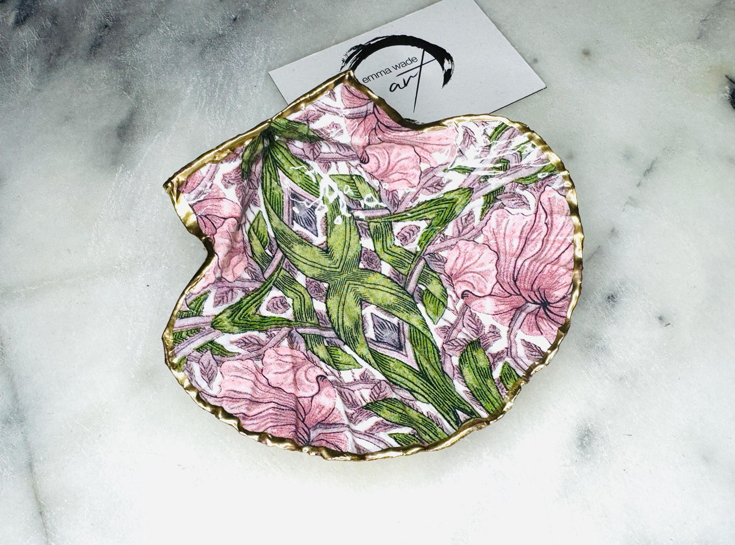 William Morris inspired scallop shell trinket dish featuring the iconic Pimpernel floral pattern in pink and green tones. Handcrafted using sustainably sourced Dorset scallop shells, hand gilded with real liquid gold leaf and sealed with crystal-clear hard resin. Luxury coastal jewellery dish, ring holder, trinket tray, or decorative Arts & Crafts gift available in two sizes.