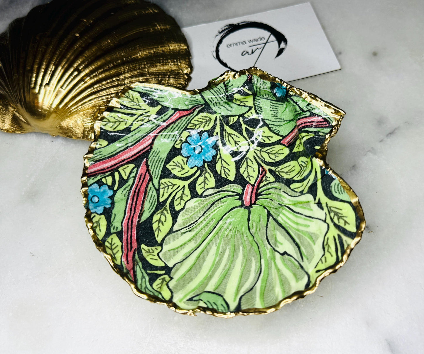 William Morris Pimpernel scallop shell trinket dish handcrafted from sustainably sourced Dorset shells. Decorated with a heritage floral design, hand gilded with real liquid gold leaf and sealed with crystal-clear hard resin. Luxury coastal jewellery dish, ring holder, trinket tray, tea light holder, or decorative shell gift available in two sizes.