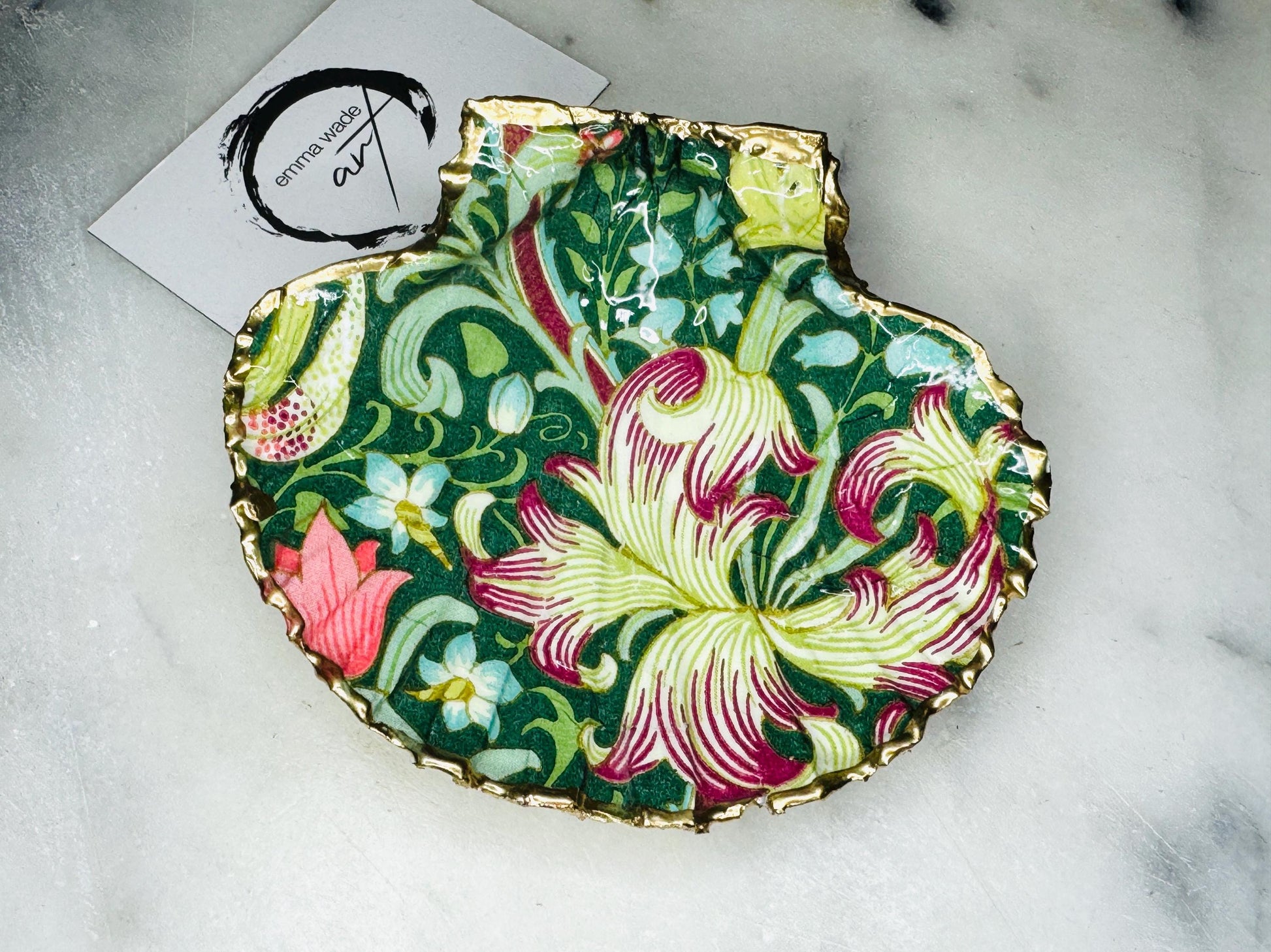 William Morris Golden Lily scallop shell dish handcrafted from sustainably sourced Dorset shells. Hand finished with real liquid gold leaf and sealed with crystal-clear hard resin. Luxury jewellery dish, ring holder, trinket tray, tea light holder, and coastal home décor gift inspired by classic English design.
