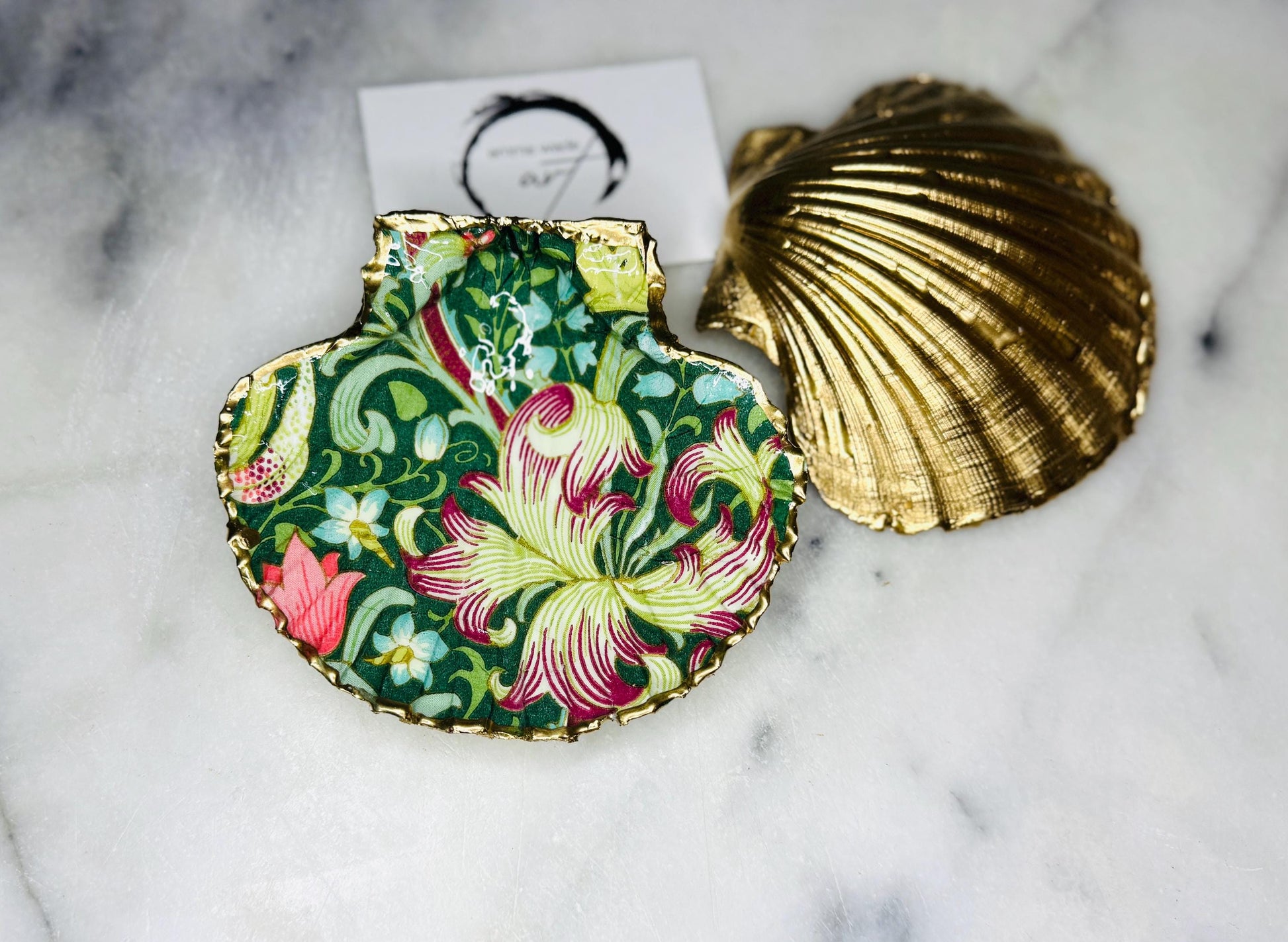 William Morris Golden Lily scallop shell dish handcrafted from sustainably sourced Dorset shells. Hand finished with real liquid gold leaf and sealed with crystal-clear hard resin. Luxury jewellery dish, ring holder, trinket tray, tea light holder, and coastal home décor gift inspired by classic English design.