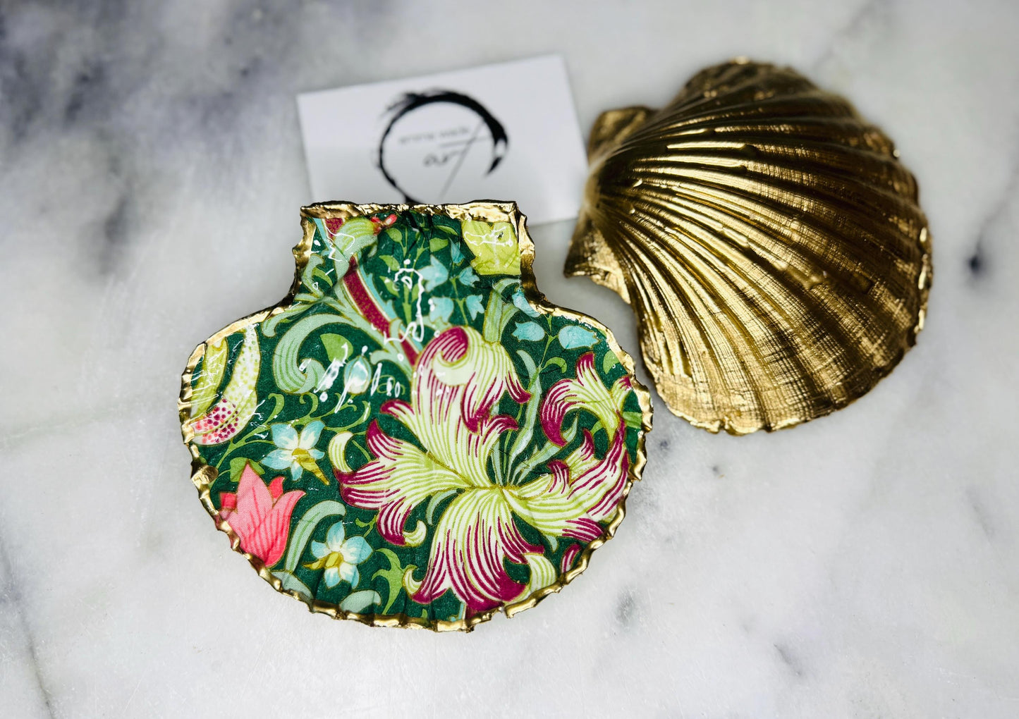 William Morris Golden Lily scallop shell dish handcrafted from sustainably sourced Dorset shells. Hand finished with real liquid gold leaf and sealed with crystal-clear hard resin. Luxury jewellery dish, ring holder, trinket tray, tea light holder, and coastal home décor gift inspired by classic English design.