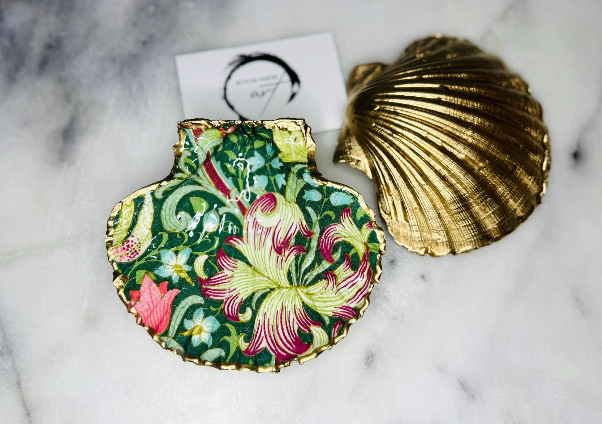 William Morris Golden Lily scallop shell dish handcrafted from sustainably sourced Dorset shells. Hand finished with real liquid gold leaf and sealed with crystal-clear hard resin. Luxury jewellery dish, ring holder, trinket tray, tea light holder, and coastal home décor gift inspired by classic English design.