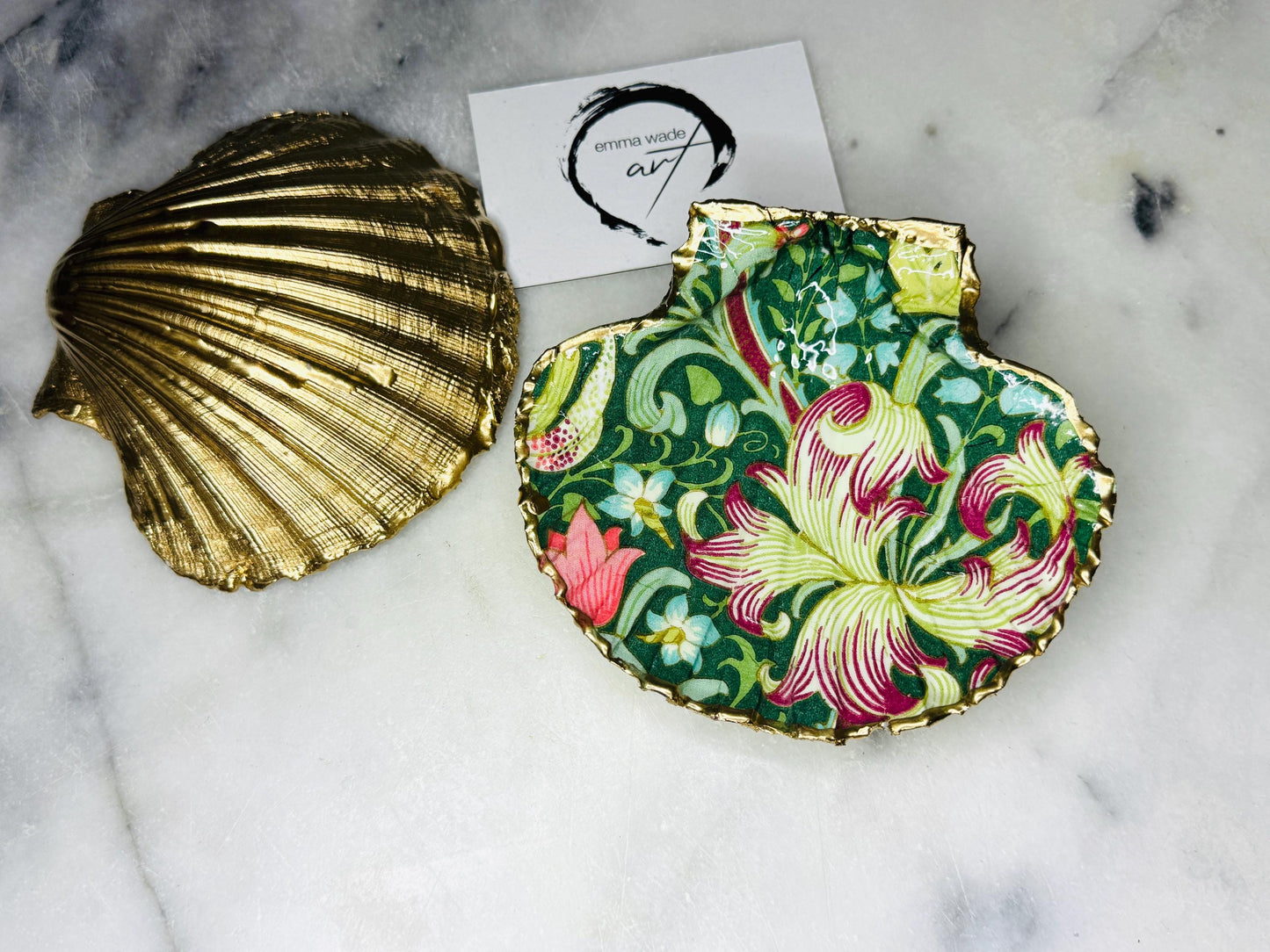 William Morris Golden Lily scallop shell dish handcrafted from sustainably sourced Dorset shells. Hand finished with real liquid gold leaf and sealed with crystal-clear hard resin. Luxury jewellery dish, ring holder, trinket tray, tea light holder, and coastal home décor gift inspired by classic English design.