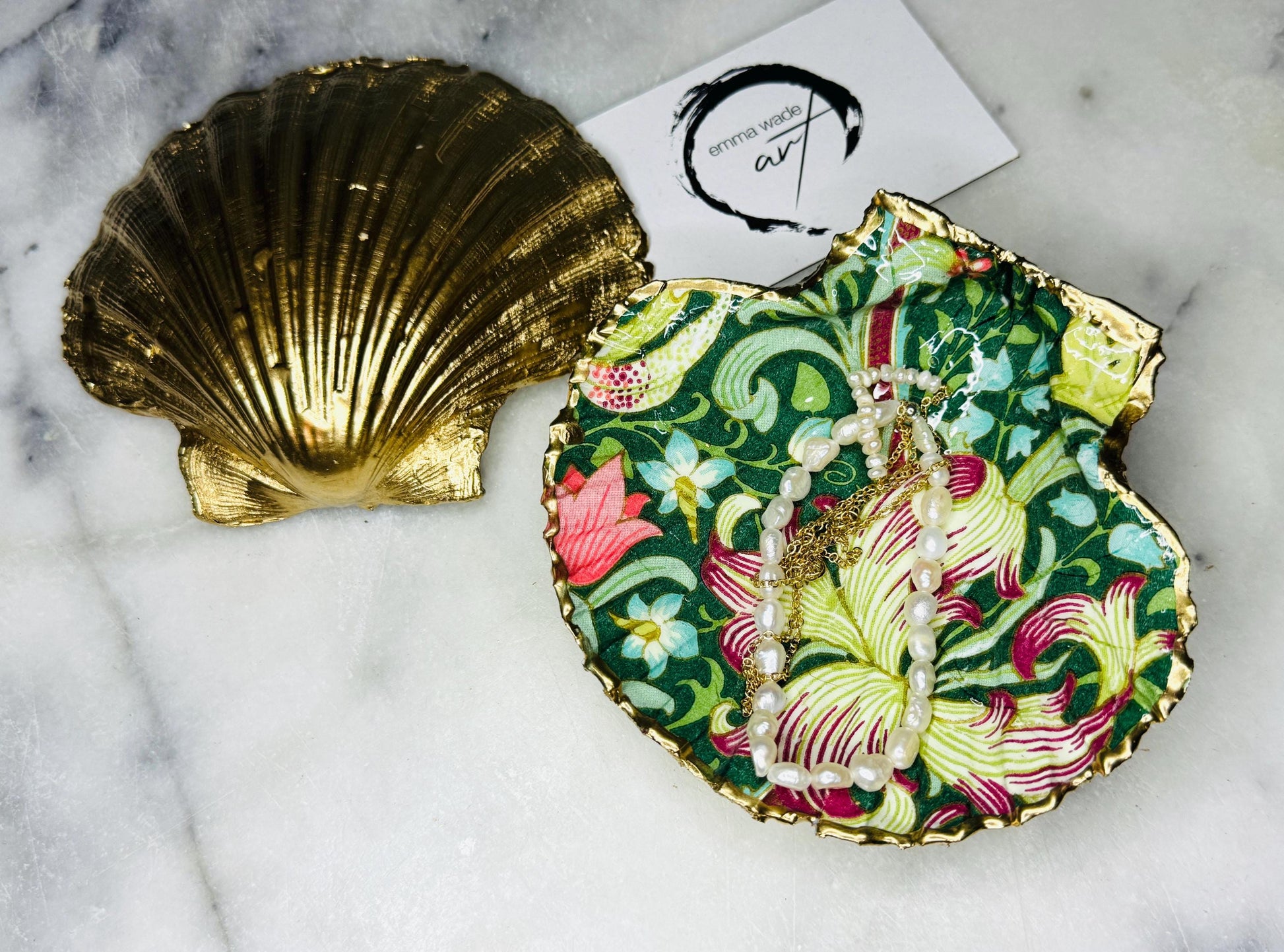 William Morris Golden Lily scallop shell dish handcrafted from sustainably sourced Dorset shells. Hand finished with real liquid gold leaf and sealed with crystal-clear hard resin. Luxury jewellery dish, ring holder, trinket tray, tea light holder, and coastal home décor gift inspired by classic English design.