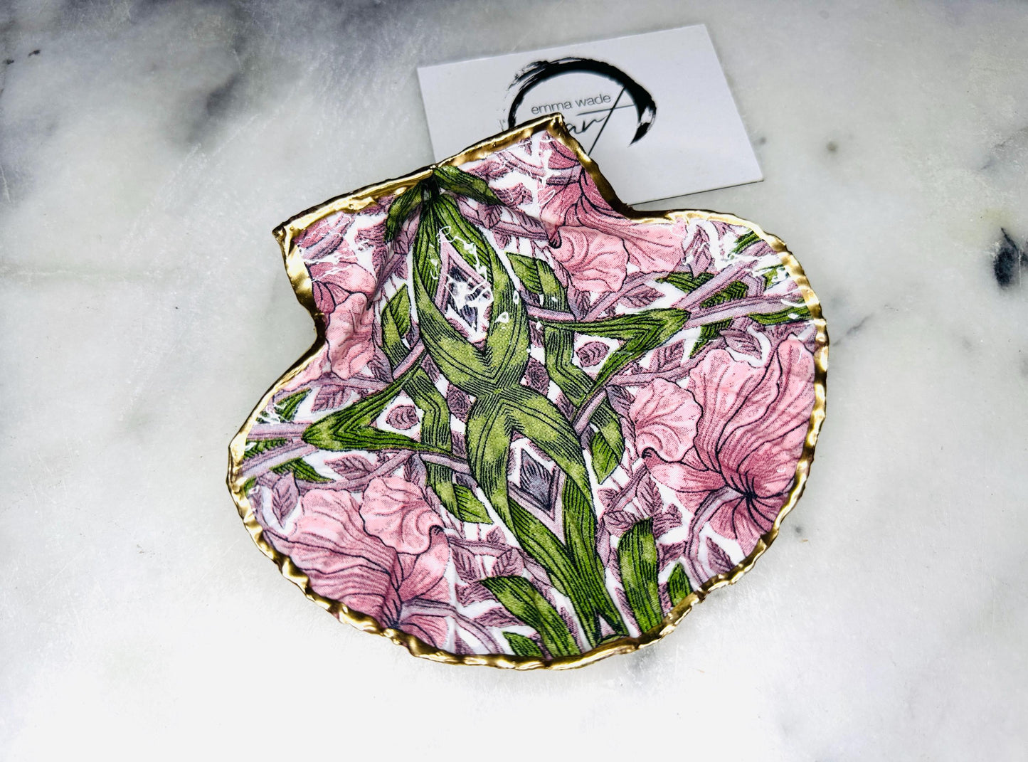 William Morris inspired scallop shell trinket dish featuring the iconic Pimpernel floral pattern in pink and green tones. Handcrafted using sustainably sourced Dorset scallop shells, hand gilded with real liquid gold leaf and sealed with crystal-clear hard resin. Luxury coastal jewellery dish, ring holder, trinket tray, or decorative Arts & Crafts gift available in two sizes.