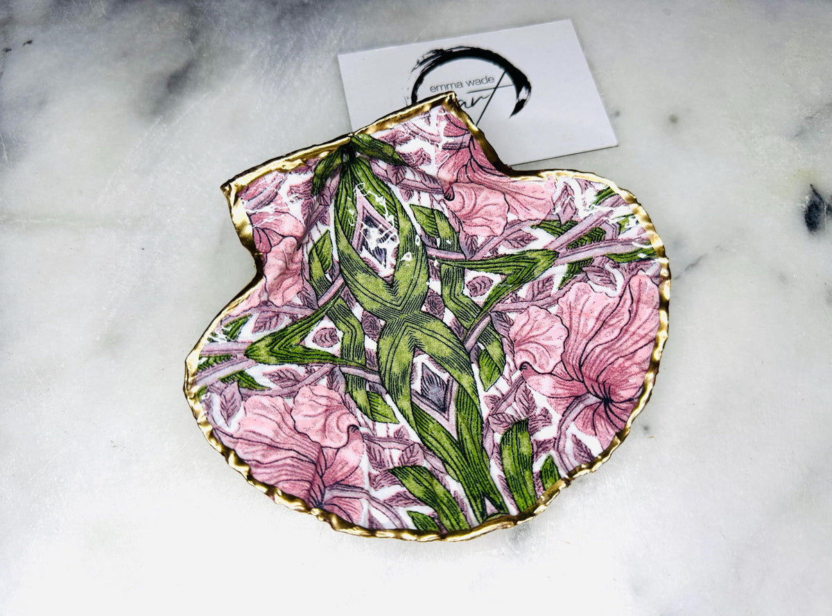 William Morris inspired scallop shell trinket dish featuring the iconic Pimpernel floral pattern in pink and green tones. Handcrafted using sustainably sourced Dorset scallop shells, hand gilded with real liquid gold leaf and sealed with crystal-clear hard resin. Luxury coastal jewellery dish, ring holder, trinket tray, or decorative Arts & Crafts gift available in two sizes.