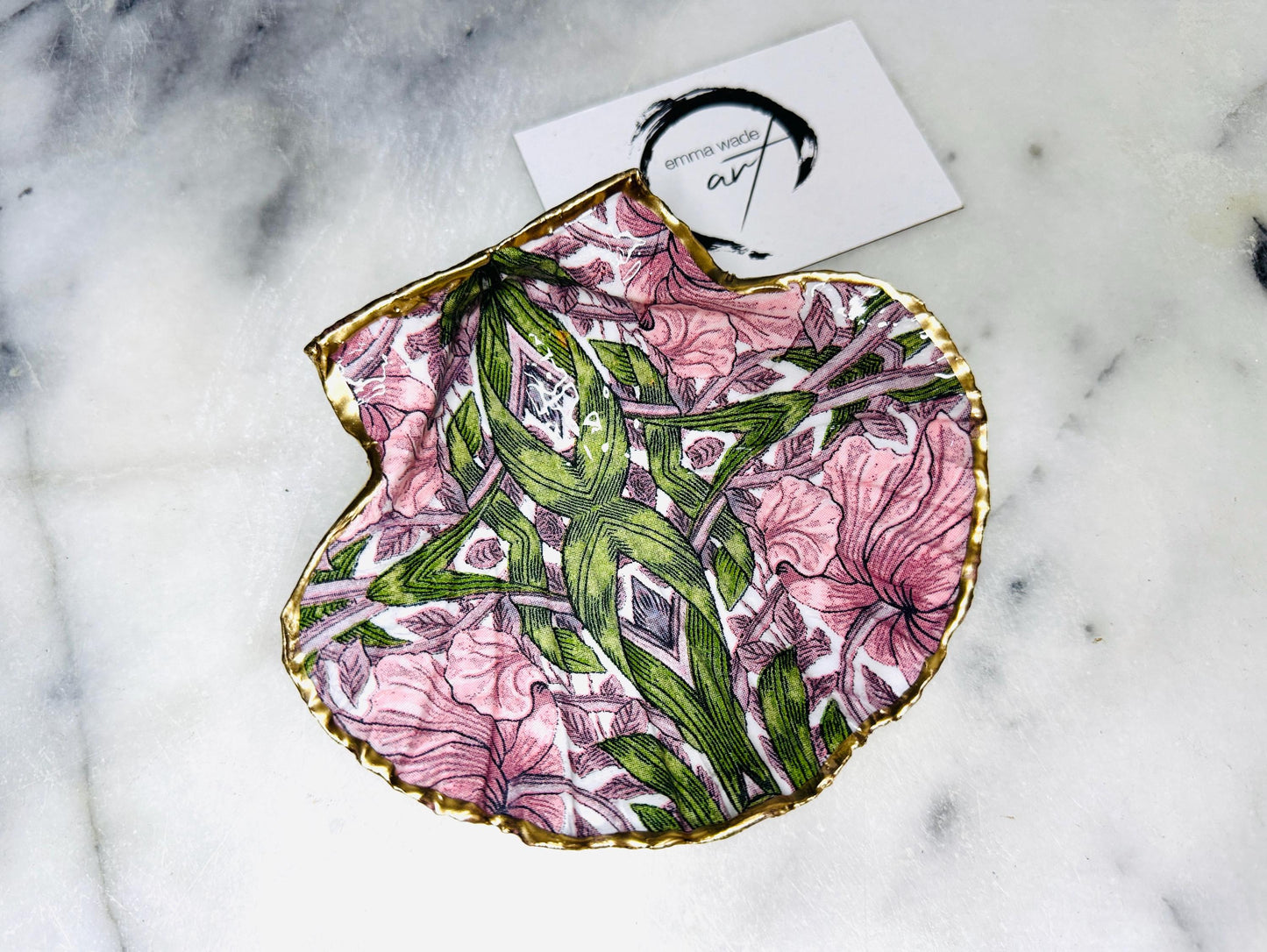 William Morris inspired scallop shell trinket dish featuring the iconic Pimpernel floral pattern in pink and green tones. Handcrafted using sustainably sourced Dorset scallop shells, hand gilded with real liquid gold leaf and sealed with crystal-clear hard resin. Luxury coastal jewellery dish, ring holder, trinket tray, or decorative Arts & Crafts gift available in two sizes.