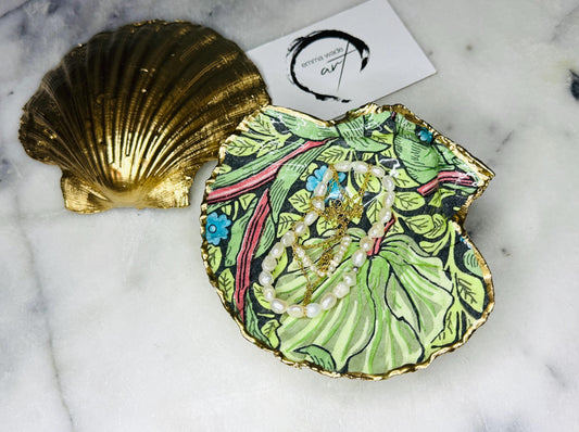 William Morris Pimpernel scallop shell trinket dish handcrafted from sustainably sourced Dorset shells. Decorated with a heritage floral design, hand gilded with real liquid gold leaf and sealed with crystal-clear hard resin. Luxury coastal jewellery dish, ring holder, trinket tray, tea light holder, or decorative shell gift available in two sizes.