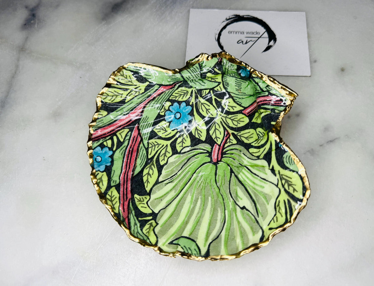 William Morris Pimpernel scallop shell trinket dish handcrafted from sustainably sourced Dorset shells. Decorated with a heritage floral design, hand gilded with real liquid gold leaf and sealed with crystal-clear hard resin. Luxury coastal jewellery dish, ring holder, trinket tray, tea light holder, or decorative shell gift available in two sizes.