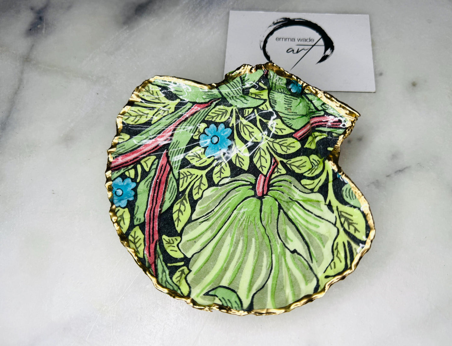 William Morris Pimpernel scallop shell trinket dish handcrafted from sustainably sourced Dorset shells. Decorated with a heritage floral design, hand gilded with real liquid gold leaf and sealed with crystal-clear hard resin. Luxury coastal jewellery dish, ring holder, trinket tray, tea light holder, or decorative shell gift available in two sizes.