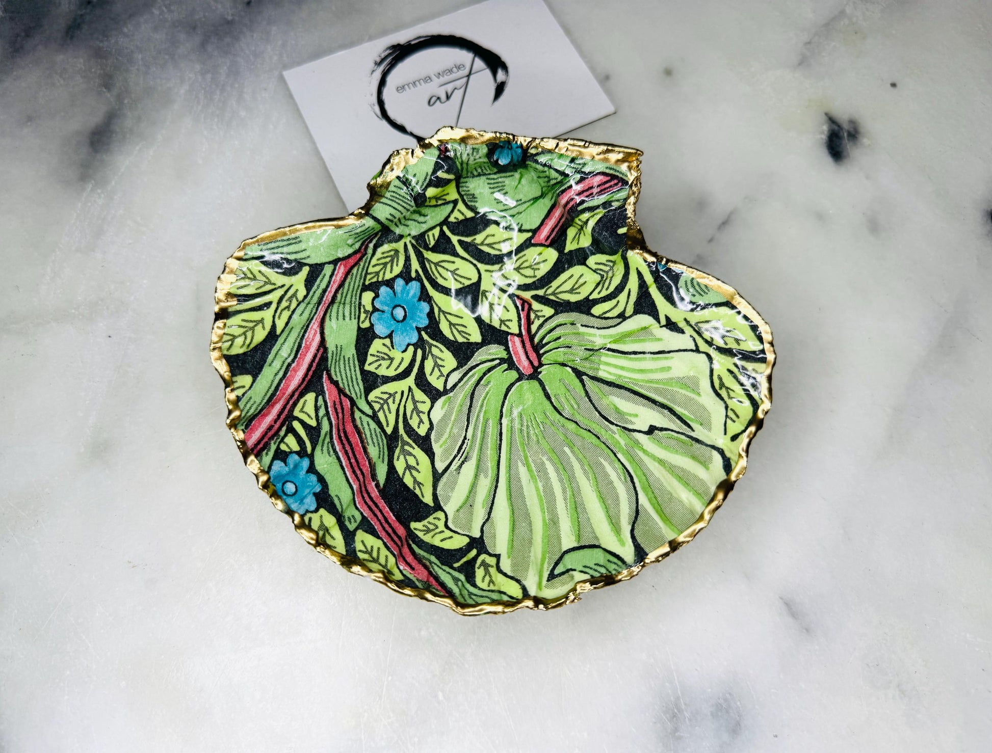 William Morris Pimpernel scallop shell trinket dish handcrafted from sustainably sourced Dorset shells. Decorated with a heritage floral design, hand gilded with real liquid gold leaf and sealed with crystal-clear hard resin. Luxury coastal jewellery dish, ring holder, trinket tray, tea light holder, or decorative shell gift available in two sizes.