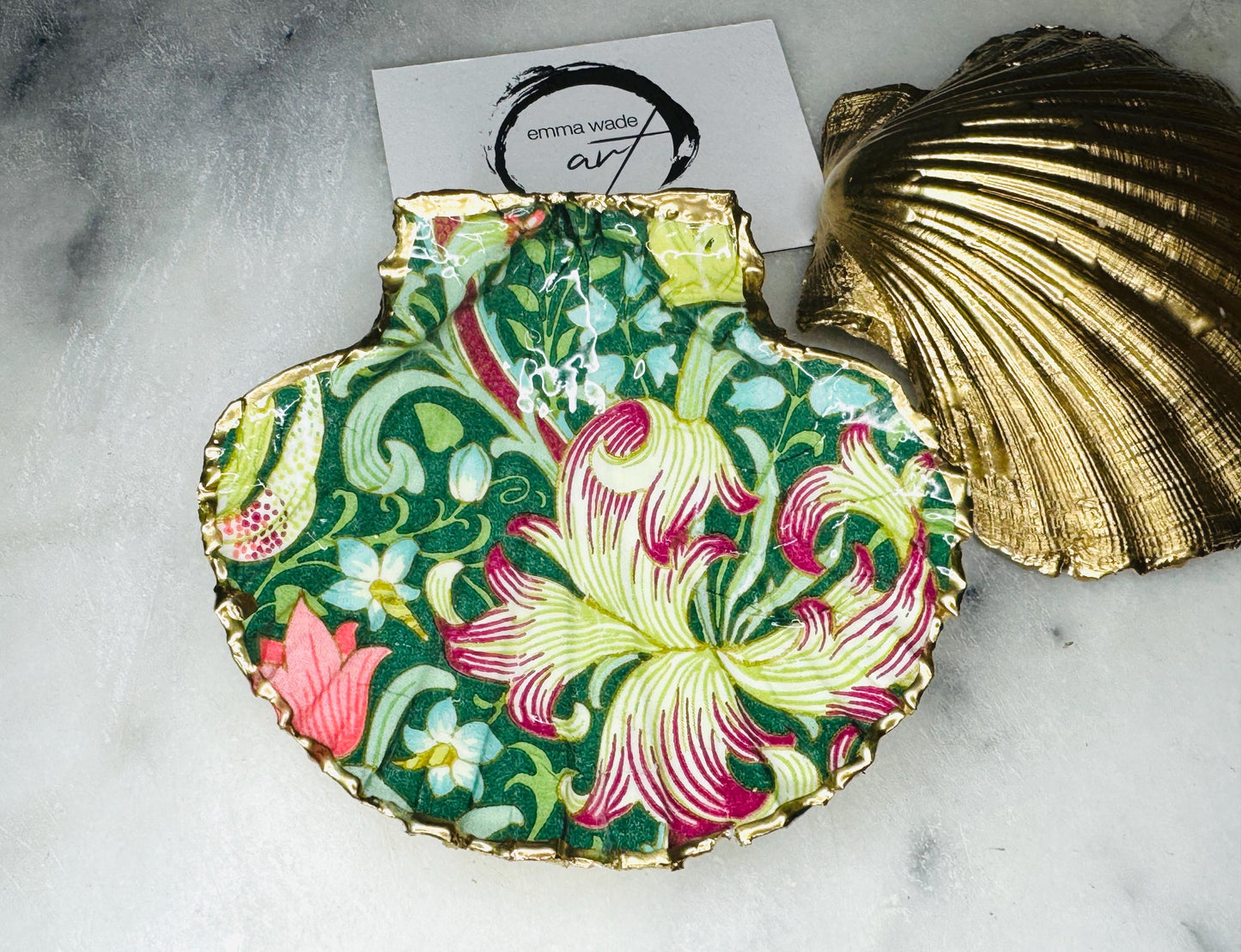 William Morris Golden Lily scallop shell dish handcrafted from sustainably sourced Dorset shells. Hand finished with real liquid gold leaf and sealed with crystal-clear hard resin. Luxury jewellery dish, ring holder, trinket tray, tea light holder, and coastal home décor gift inspired by classic English design.