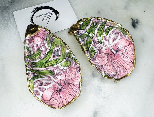 Single handcrafted Dorset oyster shell trinket dish featuring the William Morris Pink Pimpernel design in pink and green tones, edged with liquid gold leaf and sealed in glossy resin. Sold individually, this natural oyster shell jewellery holder is ideal for rings or earrings and makes a unique coastal gift or wedding favour.