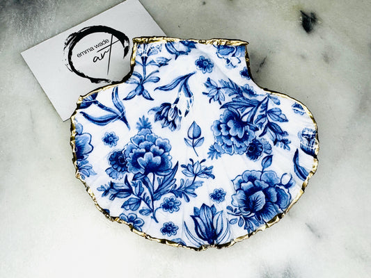 Blue Floral Delft Shell Gift, Trinket scallop Shell dish gold finish, gold leaf trinket tray, shell scallop dish, Blue Nature lover shell bowl, decorative scallop shells, Blue White key bowl, blue and gold shell dish, Blue ring dish, golden trinket dish, bride shell dish, shell jewellery bowl, decoupaged earrings dish, shell art trinket, Blue shell gift, Gold shell trinket holder, painted shell with gold, shell jewellery dish, Emma Wade art, Proposal Ring Tray, Blue Painted Key Bowl,