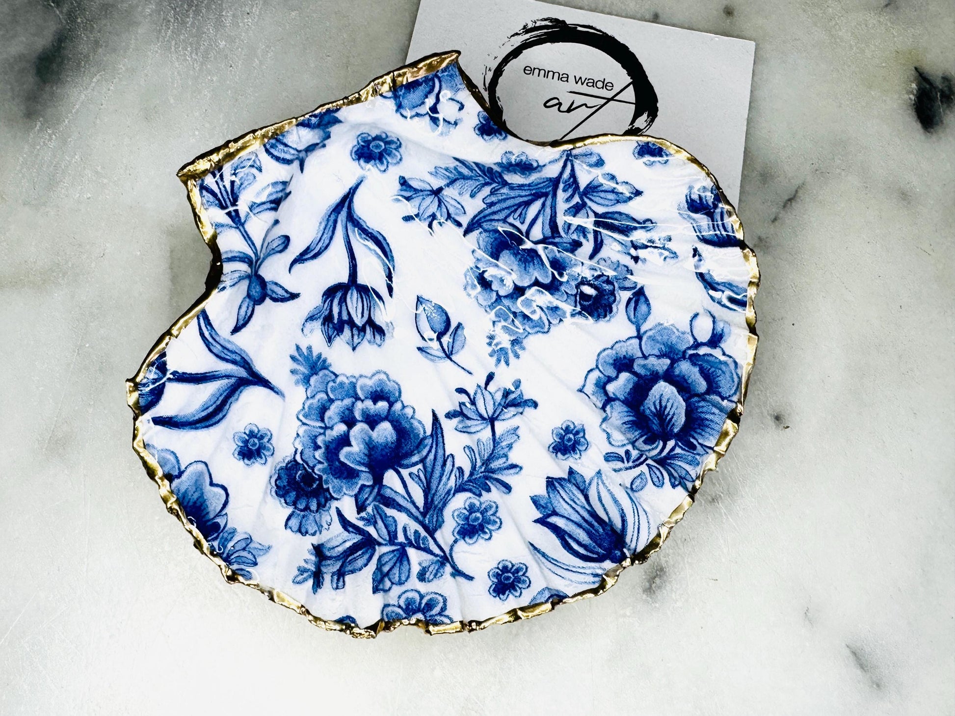 Blue Floral Delft Shell Gift, Trinket scallop Shell dish gold finish, gold leaf trinket tray, shell scallop dish, Blue Nature lover shell bowl, decorative scallop shells, Blue White key bowl, blue and gold shell dish, Blue ring dish, golden trinket dish, bride shell dish, shell jewellery bowl, decoupaged earrings dish, shell art trinket, Blue shell gift, Gold shell trinket holder, painted shell with gold, shell jewellery dish, Emma Wade art, Proposal Ring Tray, Blue Painted Key Bowl,