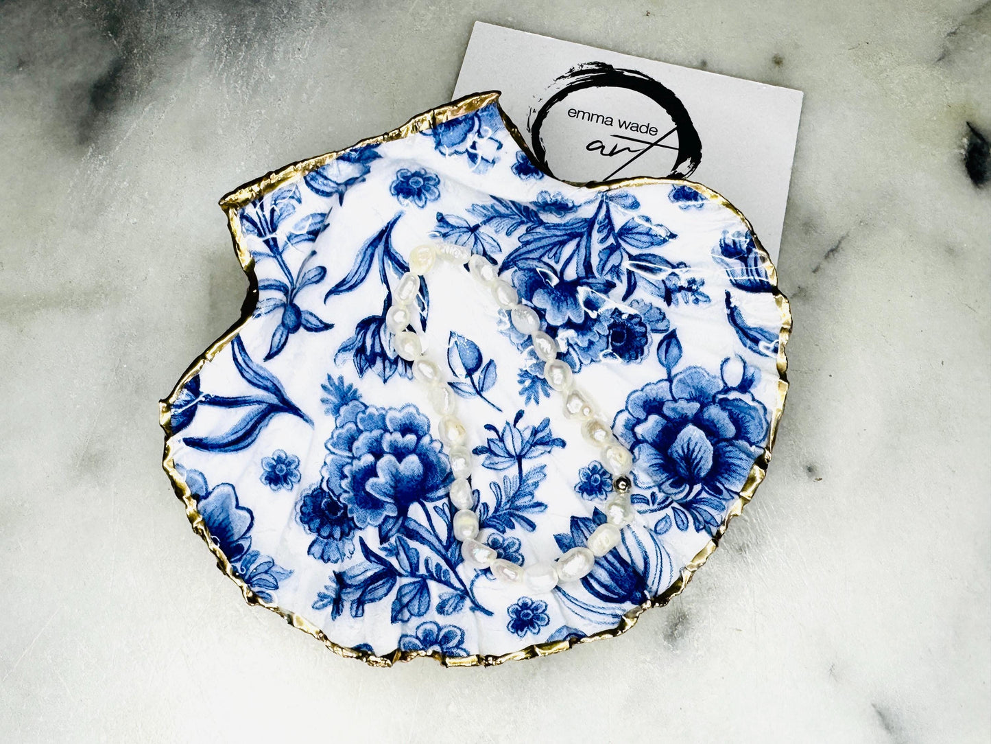 Blue Floral Delft Shell Gift, Trinket scallop Shell dish gold finish, gold leaf trinket tray, shell scallop dish, Blue Nature lover shell bowl, decorative scallop shells, Blue White key bowl, blue and gold shell dish, Blue ring dish, golden trinket dish, bride shell dish, shell jewellery bowl, decoupaged earrings dish, shell art trinket, Blue shell gift, Gold shell trinket holder, painted shell with gold, shell jewellery dish, Emma Wade art, Proposal Ring Tray, Blue Painted Key Bowl,