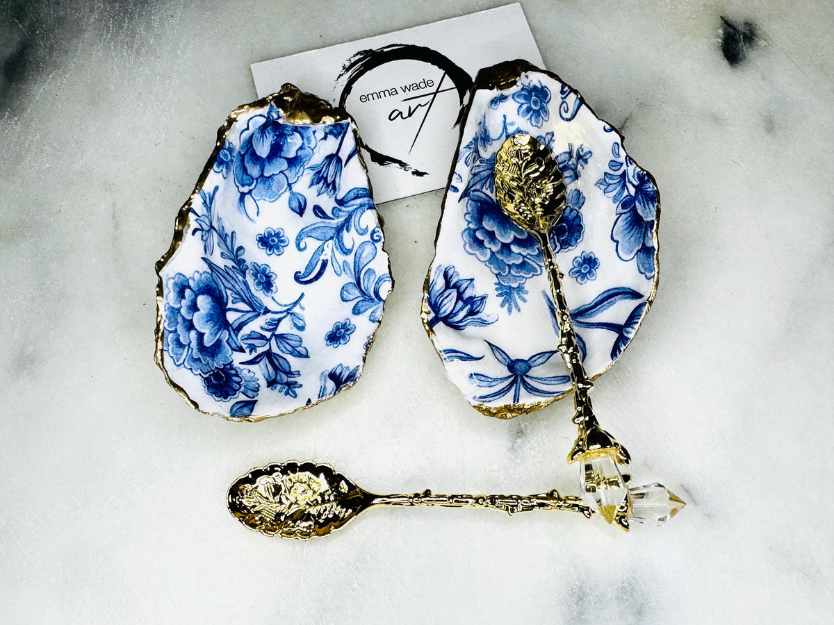 Pair of handmade Delft Blue oyster shell salt cellar set with blue and white floral pattern, gold leaf edging and matching gold crystal spoons. Coastal oyster shell pinch pots finished in glossy resin for elegant table decor