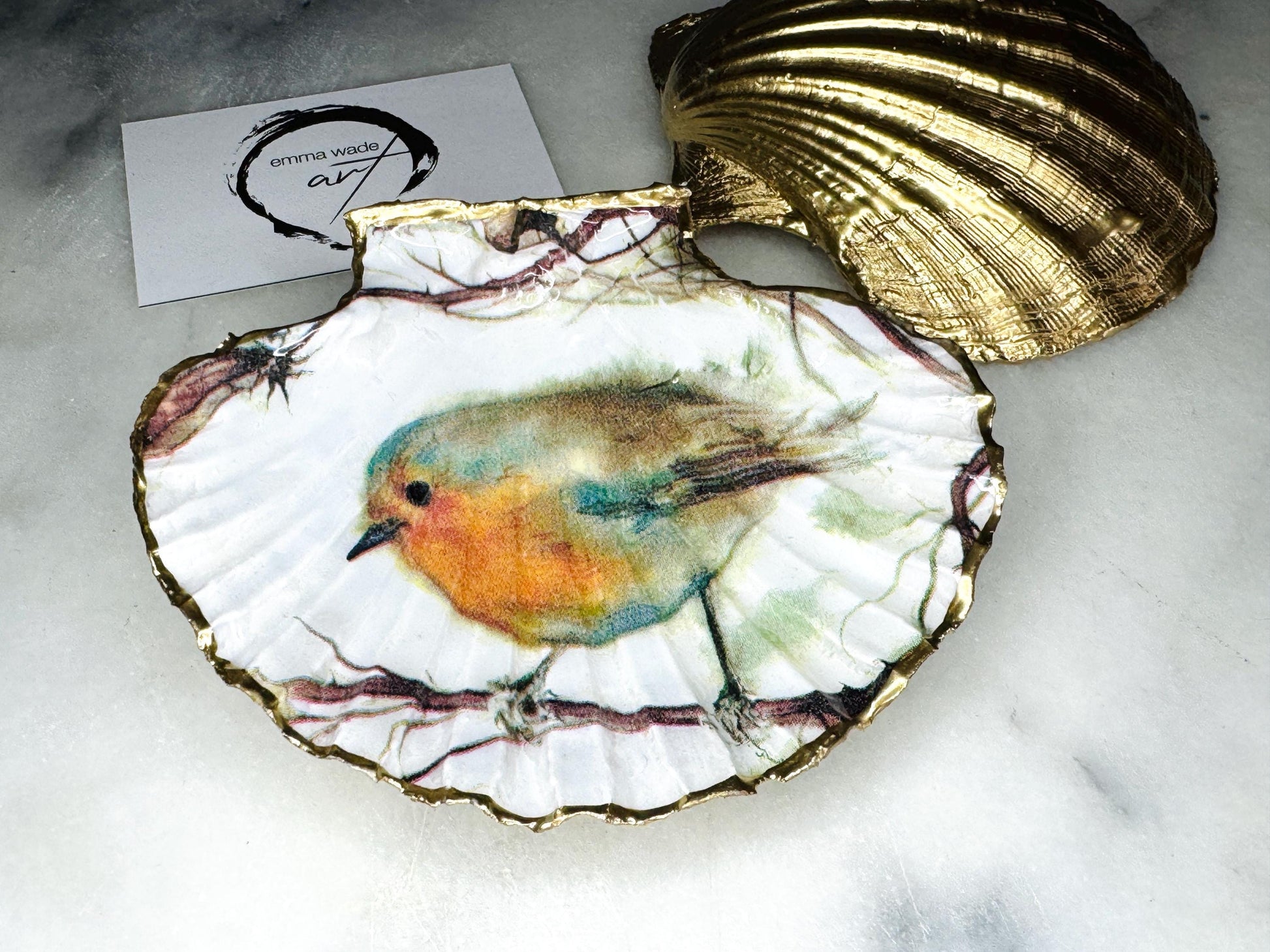 UK Robin Redbreast scallop shell gift. Handmade bird shell ornament or jewellery dish. Dorset scallop shell, gilded with real gold leaf and sealed with resin. Perfect UK Christmas decoration, festive stocking filler, or bird lover gift. Use as ring dish, trinket dish, cufflink holder, or coastal home décor. Eco-friendly handmade UK shell craft. Ideal gift for birthdays, weddings, anniversaries, or nature lovers.