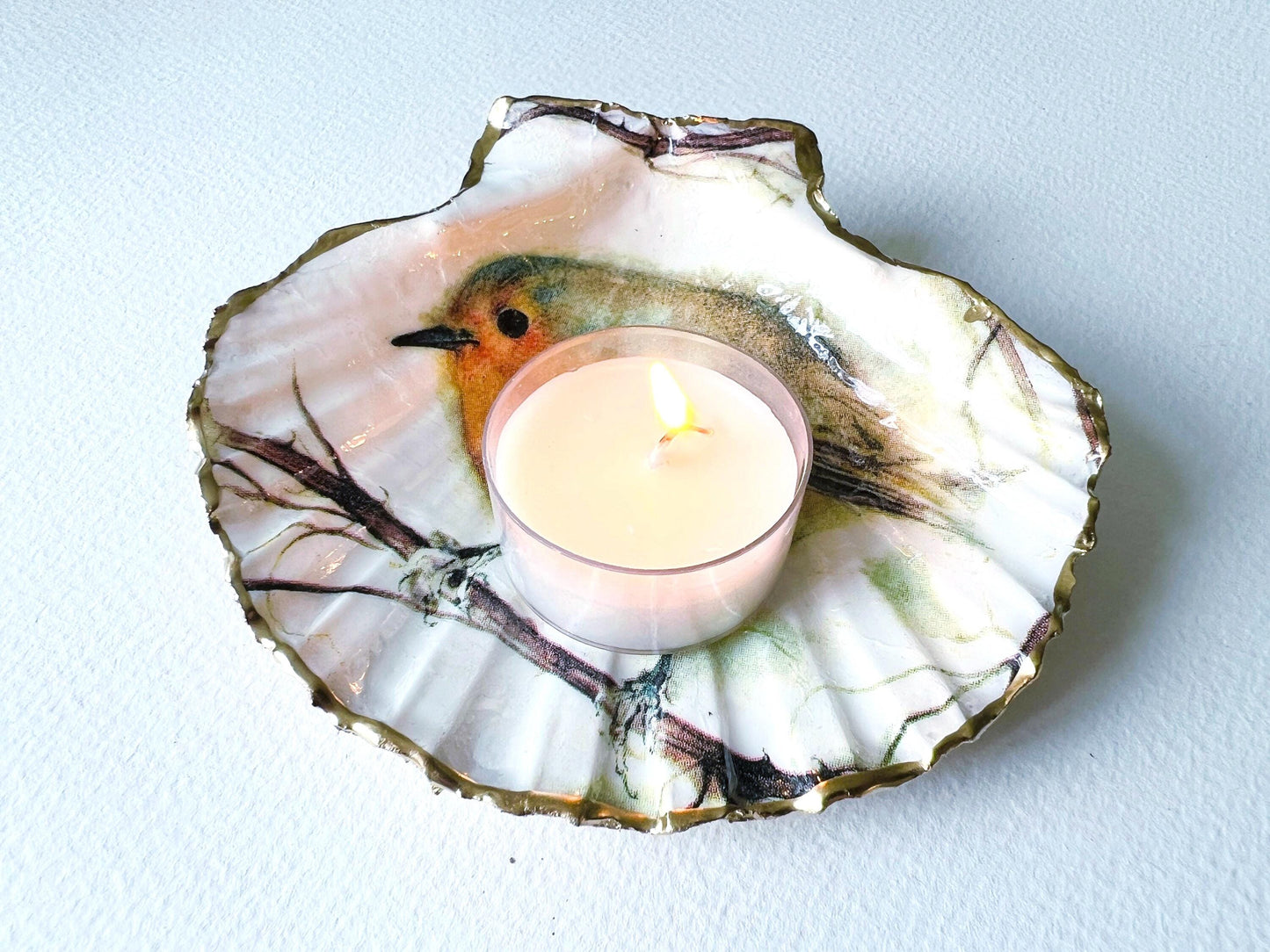 UK Robin Redbreast scallop shell gift. Handmade bird shell ornament or jewellery dish. Dorset scallop shell, gilded with real gold leaf and sealed with resin. Perfect UK Christmas decoration, festive stocking filler, or bird lover gift. Use as ring dish, trinket dish, cufflink holder, or coastal home décor. Eco-friendly handmade UK shell craft. Ideal gift for birthdays, weddings, anniversaries, or nature lovers.