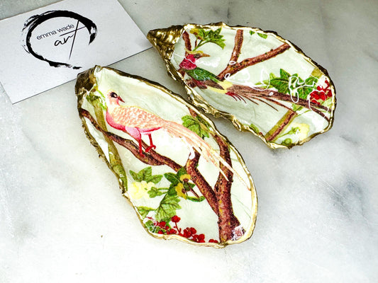 Handmade oyster shell trinket dish featuring colourful Bird of Paradise artwork with gold leaf edging and glossy resin finish. Tropical coastal jewellery dish crafted from natural Dorset shells, styled as a ring holder, keepsake tray, or exotic nature-inspired gift.