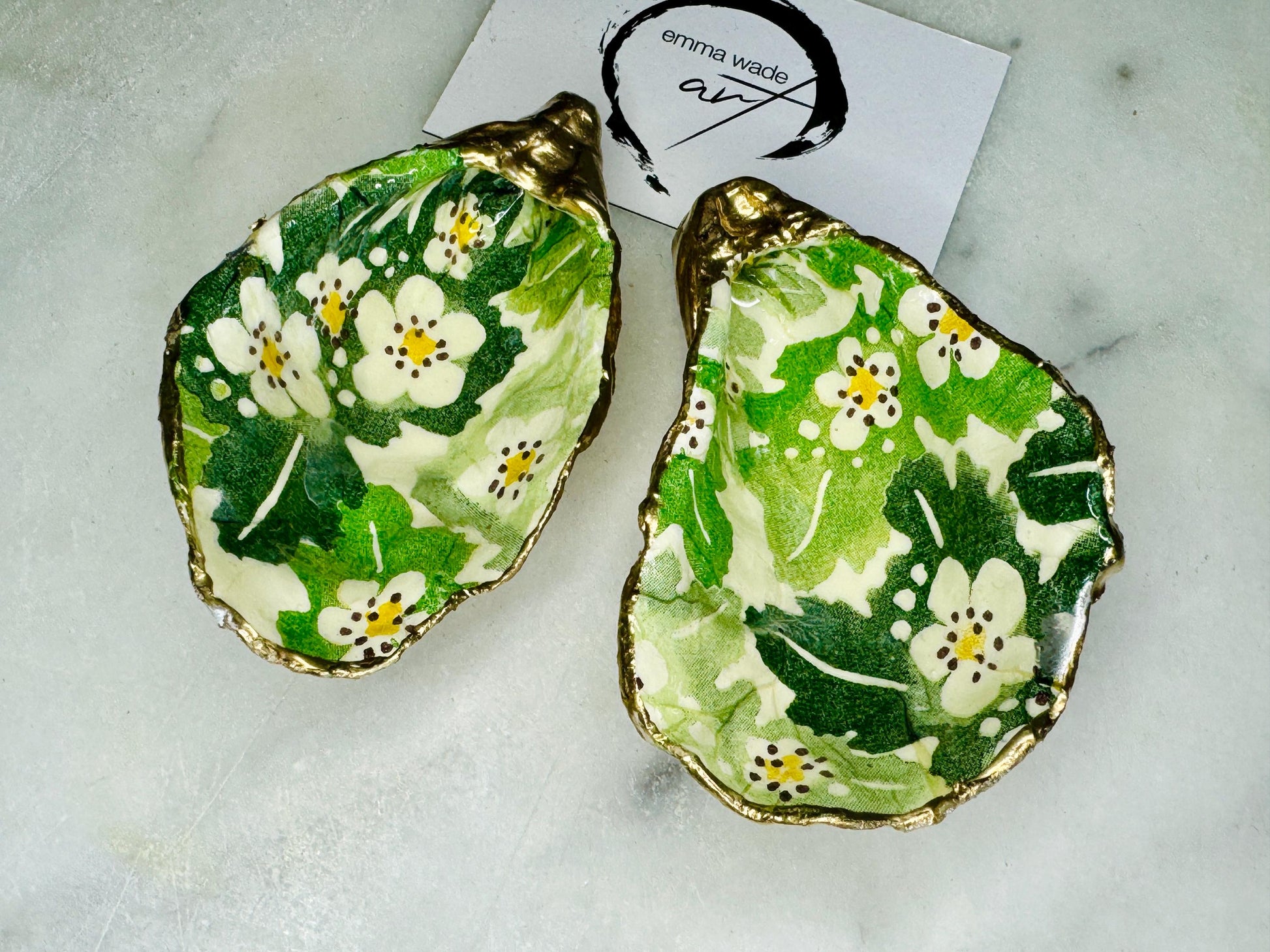 Handmade oyster shell dish featuring Emma Bridgewater hawthorn berries design in green, cream, and yellow. Each Dorset oyster shell is finished with real gold leaf edging and sealed with glossy resin for durability and shine. Perfect as a jewellery catcher, oyster ring holder, or trinket tray for earrings, rings, cufflinks, or keepsakes. A one-of-a-kind floral jewellery organiser and coastal-inspired decoration. An ideal handmade gift for weddings, anniversaries, birthdays, or Christmas.