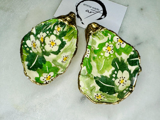 Handmade oyster shell dish featuring Emma Bridgewater hawthorn berries design in green, cream, and yellow. Each Dorset oyster shell is finished with real gold leaf edging and sealed with glossy resin for durability and shine. Perfect as a jewellery catcher, oyster ring holder, or trinket tray for earrings, rings, cufflinks, or keepsakes. A one-of-a-kind floral jewellery organiser and coastal-inspired decoration. An ideal handmade gift for weddings, anniversaries, birthdays, or Christmas.