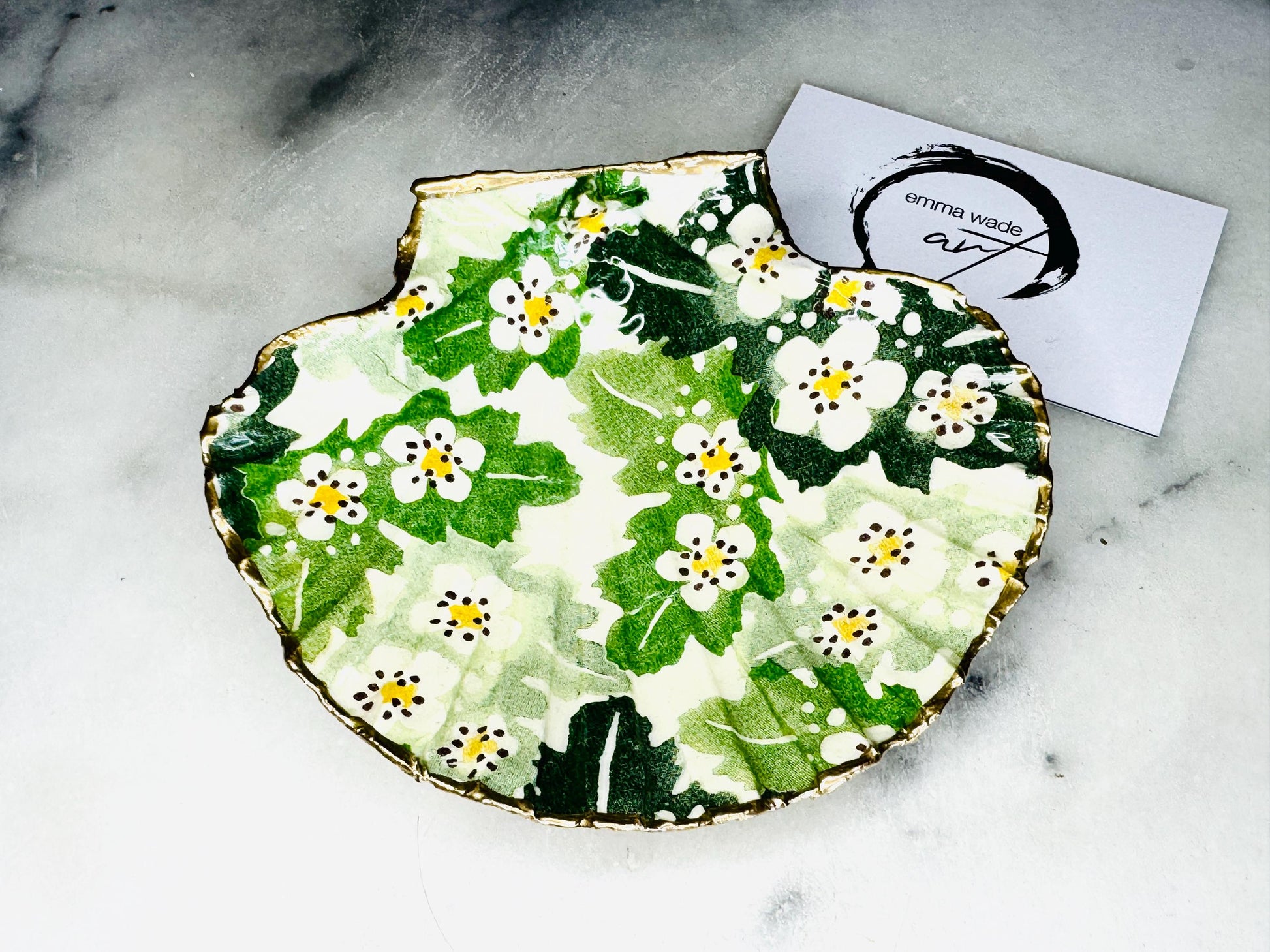 Handmade Dorset scallop shell trinket dish featuring an Emma Bridgewater inspired Hawthorn Berries floral design in green and cream tones. Decorative shell jewellery dish finished with hand-applied liquid gold leaf edging and glossy resin. Coastal cottage style ring holder and trinket tray with natural shell texture, suitable for jewellery storage, bathroom décor or gifting.