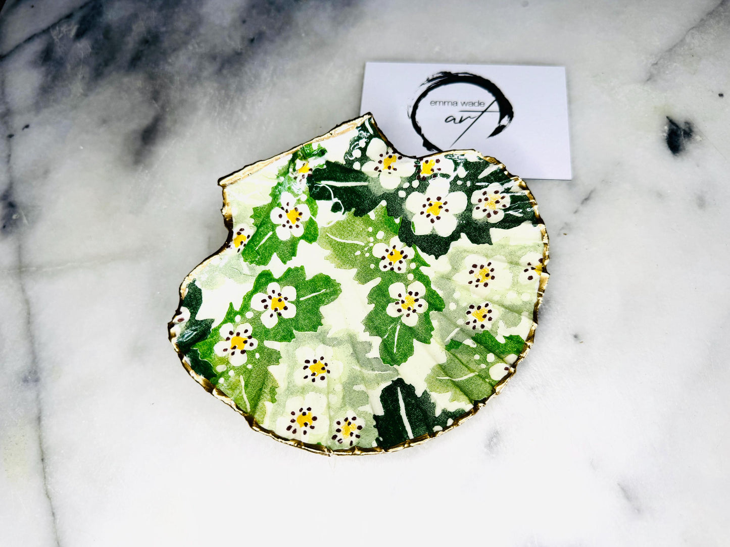 Handmade Dorset scallop shell trinket dish featuring an Emma Bridgewater inspired Hawthorn Berries floral design in green and cream tones. Decorative shell jewellery dish finished with hand-applied liquid gold leaf edging and glossy resin. Coastal cottage style ring holder and trinket tray with natural shell texture, suitable for jewellery storage, bathroom décor or gifting.
