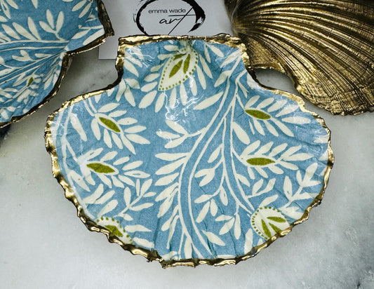 Elegant Blue Green floral scallop shell trinket dish, hand-painted and gilded with liquid gold leaf before being sealed in crystal-clear resin. Each shell is a one-of-a-kind Dorset creation, perfect as a jewellery holder, tea light dish, or coastal home décor accent. A beautiful handmade ocean-inspired gift, presented in eco-friendly packaging and finished with sustainable care and artistry