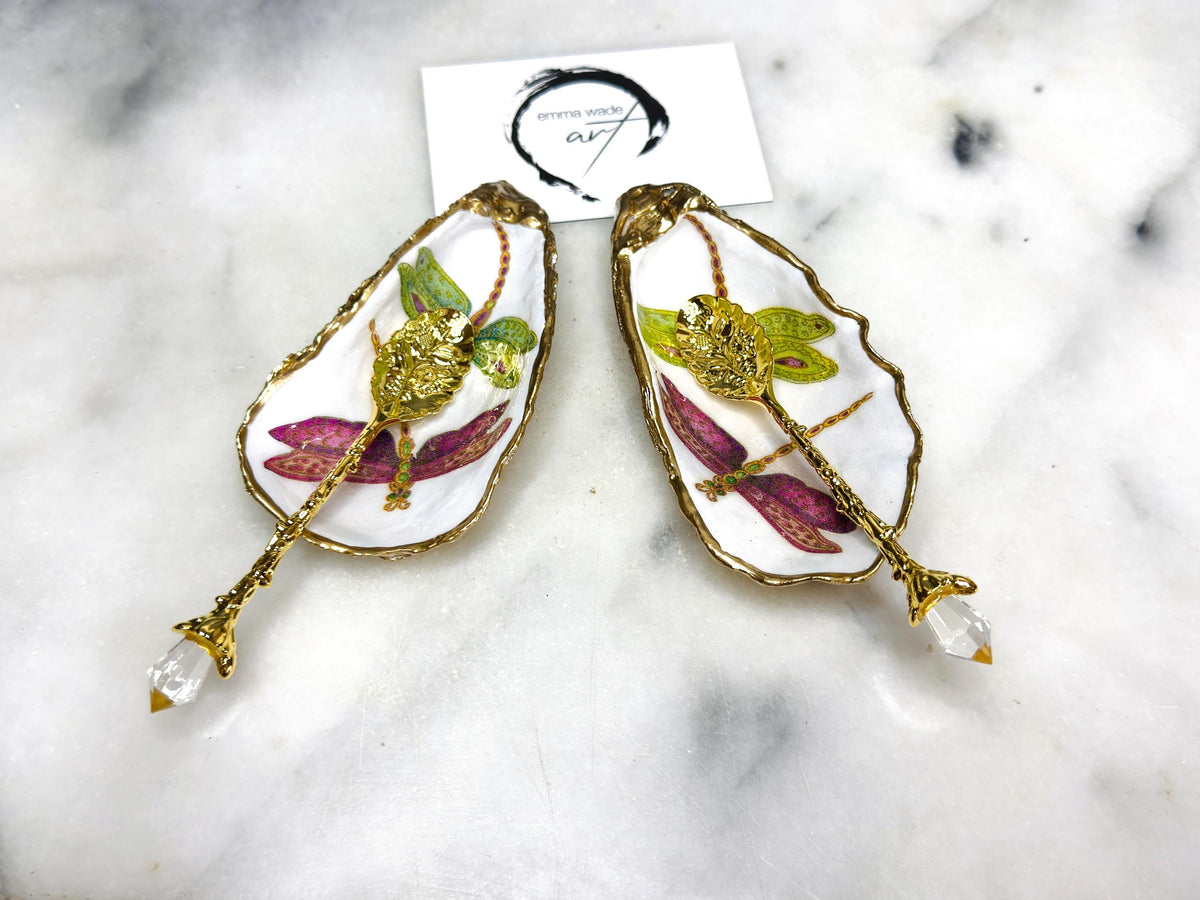 Pair of green blue dragonfly Gold Gilded Oyster salt Dishes, Seashell salt dish, oyster salt tray, salt and pepper shell box, shell cruet set, sea shell salt, dragonfly oyster shell salt, seashell salt holder, oyster shell sugar dish, cow salt pot, gold gilded cruet set, oyster pinch bowl, salt crystal bowl, oyster salt cellar, oyster salt and pepper holders, salt and pepper dish set, Host Gift, Dining Decor, white And blue Contemporary pinch pots, dragonfly Shell Gift, Coastal Host Gift