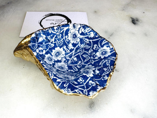 blue Floral trinket Shell dishes gold finish, shell jewellery dish, UK Natural Oyster navy and gold trinket tray, shell oyster dish, trinket tray shell, she dreams of the sea, shell jewellery bowl, golden trinket dish, shell key bowl, decoupaged earring dish, oyster dish with flowers, shell art trinket, decoupage shell dish, bride oyster dish, oyster shell trinket, shell key bowl, nature lover gift, coastal shell gift, blue host gift, Floral shell ornament, decoupage oyster