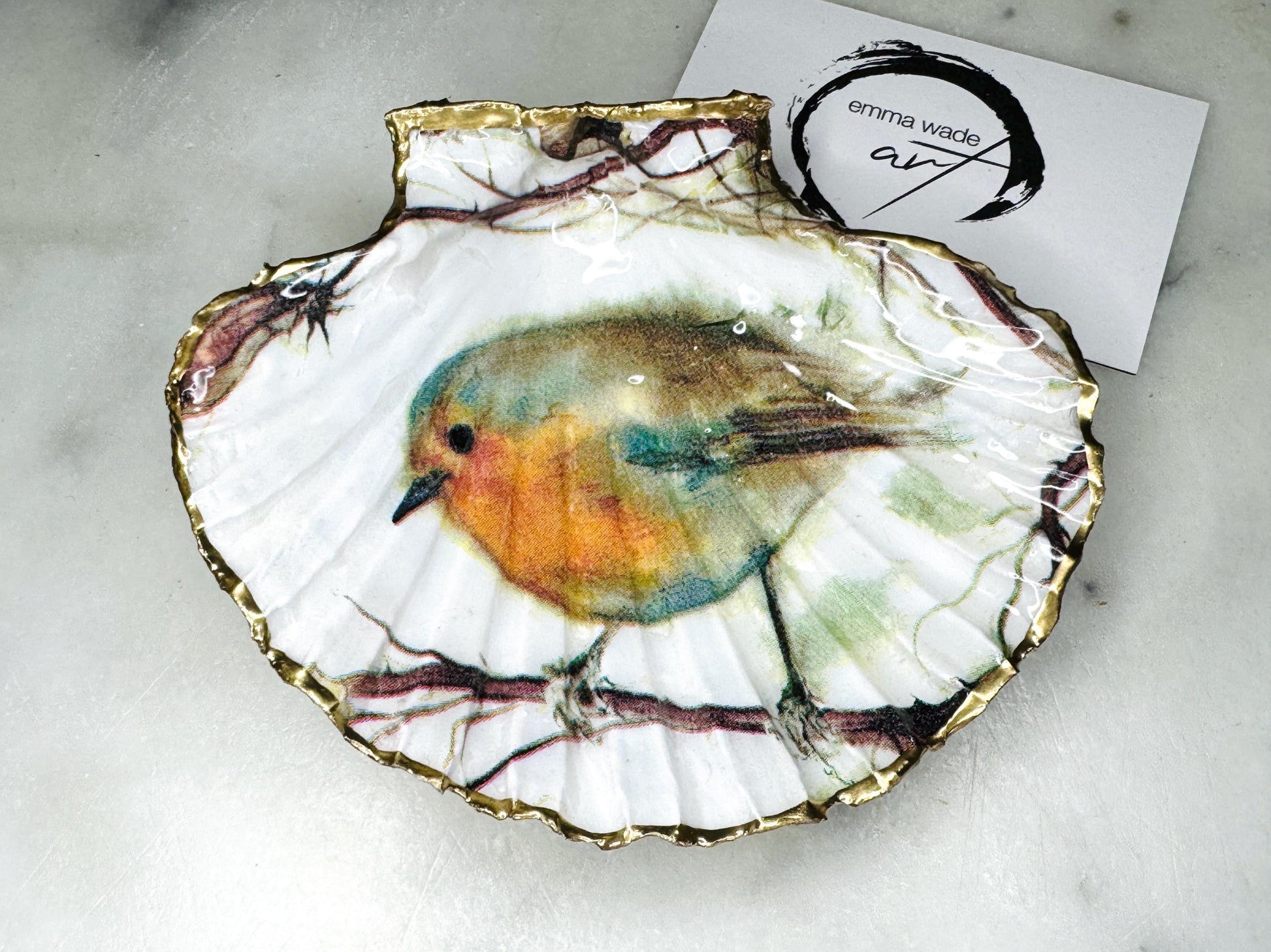 UK Robin Redbreast scallop shell gift. Handmade bird shell ornament or jewellery dish. Dorset scallop shell, gilded with real gold leaf and sealed with resin. Perfect UK Christmas decoration, festive stocking filler, or bird lover gift. Use as ring dish, trinket dish, cufflink holder, or coastal home décor. Eco-friendly handmade UK shell craft. Ideal gift for birthdays, weddings, anniversaries, or nature lovers.