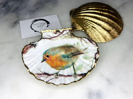 UK Robin Redbreast scallop shell gift. Handmade bird shell ornament or jewellery dish. Dorset scallop shell, gilded with real gold leaf and sealed with resin. Perfect UK Christmas decoration, festive stocking filler, or bird lover gift. Use as ring dish, trinket dish, cufflink holder, or coastal home décor. Eco-friendly handmade UK shell craft. Ideal gift for birthdays, weddings, anniversaries, or nature lovers.