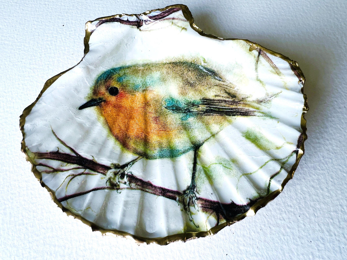 UK Robin Redbreast scallop shell gift. Handmade bird shell ornament or jewellery dish. Dorset scallop shell, gilded with real gold leaf and sealed with resin. Perfect UK Christmas decoration, festive stocking filler, or bird lover gift. Use as ring dish, trinket dish, cufflink holder, or coastal home décor. Eco-friendly handmade UK shell craft. Ideal gift for birthdays, weddings, anniversaries, or nature lovers.