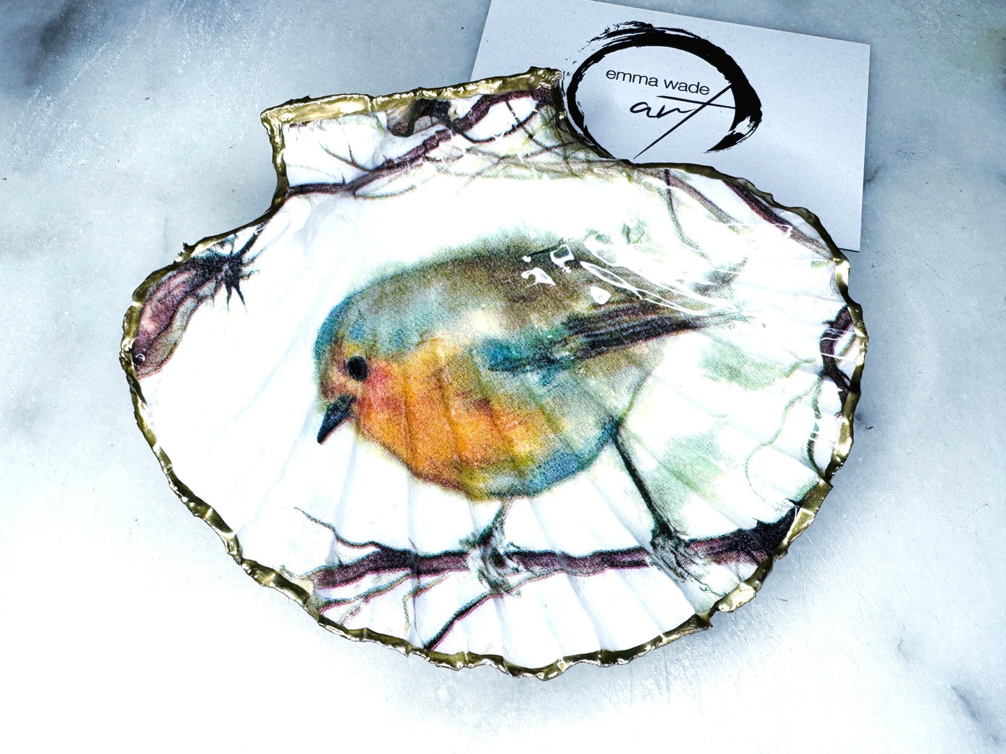 UK Robin Redbreast scallop shell gift. Handmade bird shell ornament or jewellery dish. Dorset scallop shell, gilded with real gold leaf and sealed with resin. Perfect UK Christmas decoration, festive stocking filler, or bird lover gift. Use as ring dish, trinket dish, cufflink holder, or coastal home décor. Eco-friendly handmade UK shell craft. Ideal gift for birthdays, weddings, anniversaries, or nature lovers.