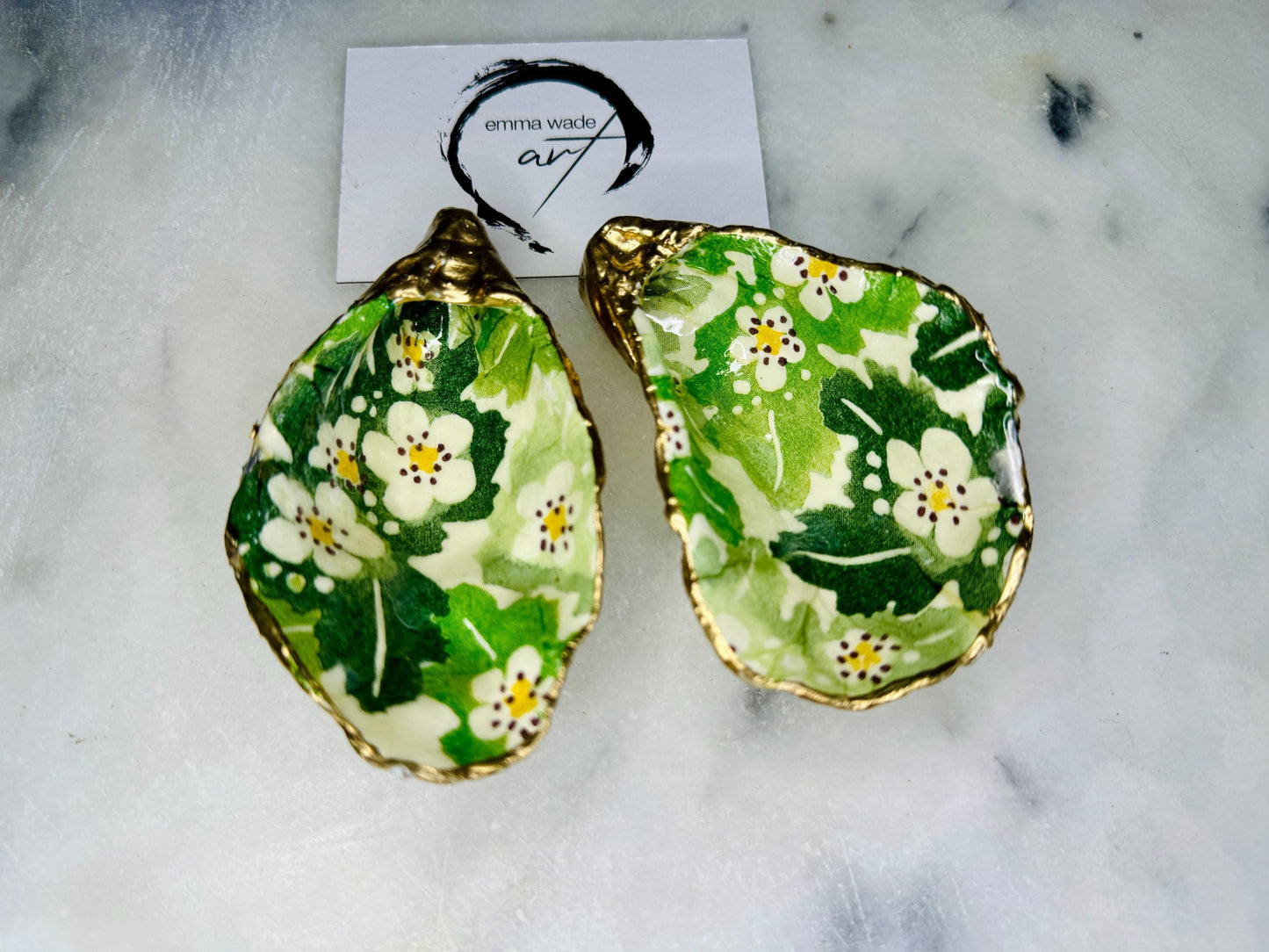 Handmade oyster shell dish featuring Emma Bridgewater hawthorn berries design in green, cream, and yellow. Each Dorset oyster shell is finished with real gold leaf edging and sealed with glossy resin for durability and shine. Perfect as a jewellery catcher, oyster ring holder, or trinket tray for earrings, rings, cufflinks, or keepsakes. A one-of-a-kind floral jewellery organiser and coastal-inspired decoration. An ideal handmade gift for weddings, anniversaries, birthdays, or Christmas.