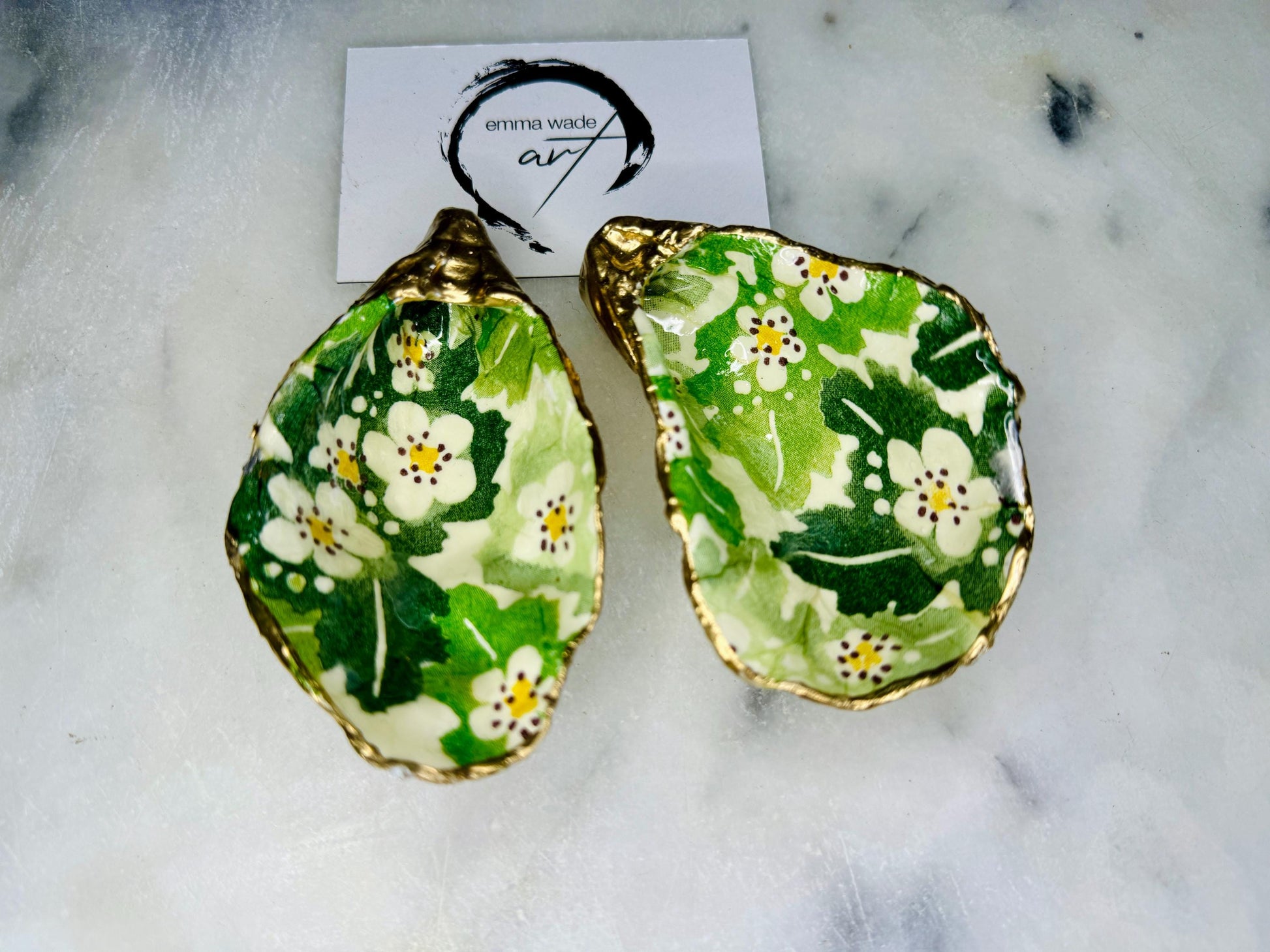 Handmade oyster shell dish featuring Emma Bridgewater hawthorn berries design in green, cream, and yellow. Each Dorset oyster shell is finished with real gold leaf edging and sealed with glossy resin for durability and shine. Perfect as a jewellery catcher, oyster ring holder, or trinket tray for earrings, rings, cufflinks, or keepsakes. A one-of-a-kind floral jewellery organiser and coastal-inspired decoration. An ideal handmade gift for weddings, anniversaries, birthdays, or Christmas.