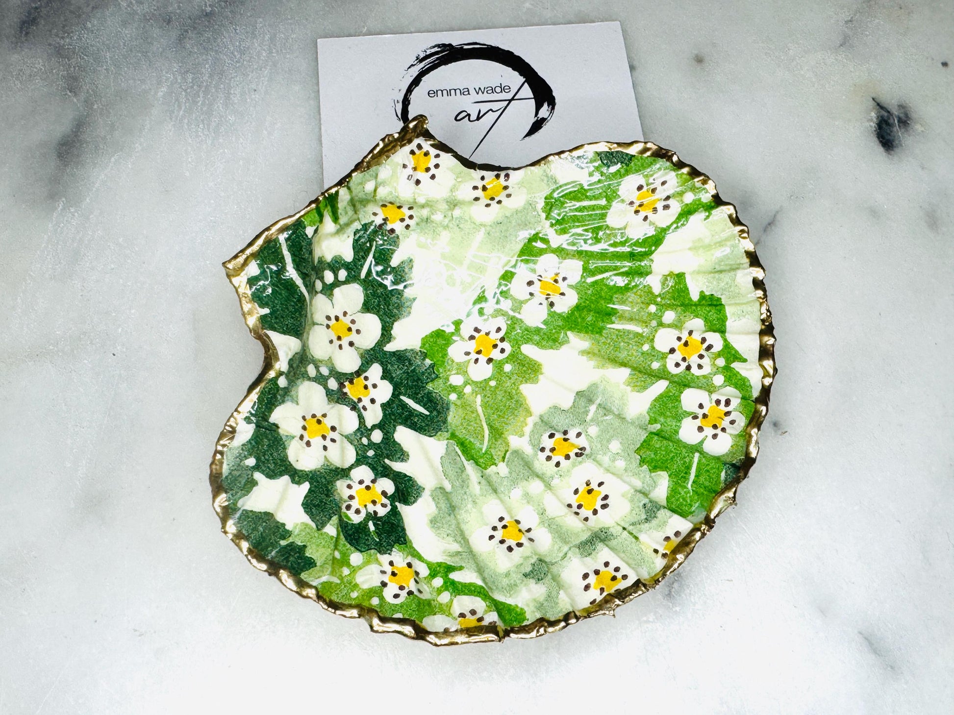 Handmade Dorset scallop shell dish featuring Emma Bridgewater Hawthorn Berries design. Each shell is finished with liquid gold leaf on the rim and back, sealed with crystal-clear glossy resin for durability and shine. Available in standard 10–11cm or large 11–12cm sizes. Perfect as a jewellery holder, oyster ring dish, trinket tray, or cufflink dish. A unique handmade coastal-inspired gift for weddings, anniversaries, birthdays, bridesmaids, Christmas, or seasonal home décor.