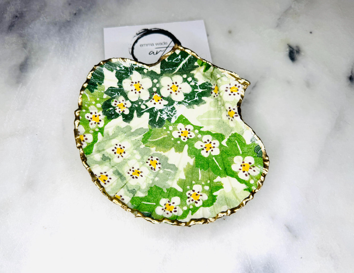 Handmade Dorset scallop shell trinket dish featuring an Emma Bridgewater inspired Hawthorn Berries floral design in green and cream tones. Decorative shell jewellery dish finished with hand-applied liquid gold leaf edging and glossy resin. Coastal cottage style ring holder and trinket tray with natural shell texture, suitable for jewellery storage, bathroom décor or gifting.