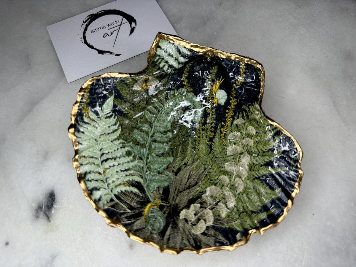Handmade fern green scallop shell trinket dish with botanical forest fern design, gold leaf edging, and glossy resin finish. Natural Dorset shell jewellery dish inspired by woodland décor and cottagecore interiors, styled as a ring holder, trinket tray, or coastal nature-inspired gift.