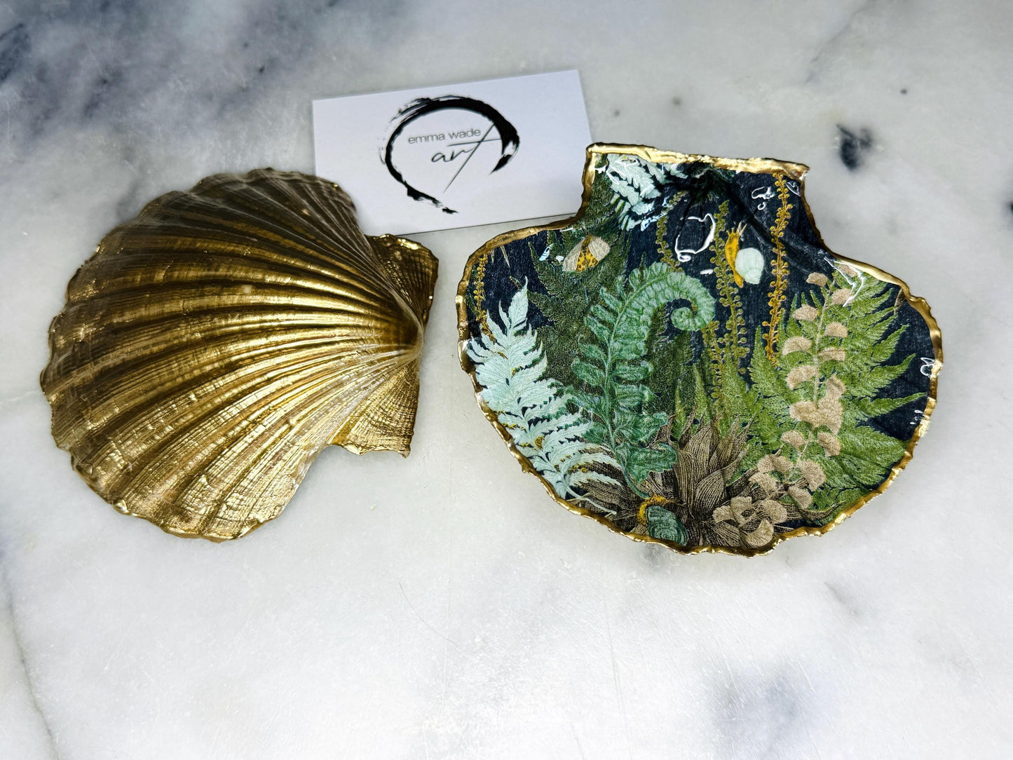 Handmade fern green scallop shell trinket dish with botanical forest fern design, gold leaf edging, and glossy resin finish. Natural Dorset shell jewellery dish inspired by woodland décor and cottagecore interiors, styled as a ring holder, trinket tray, or coastal nature-inspired gift.