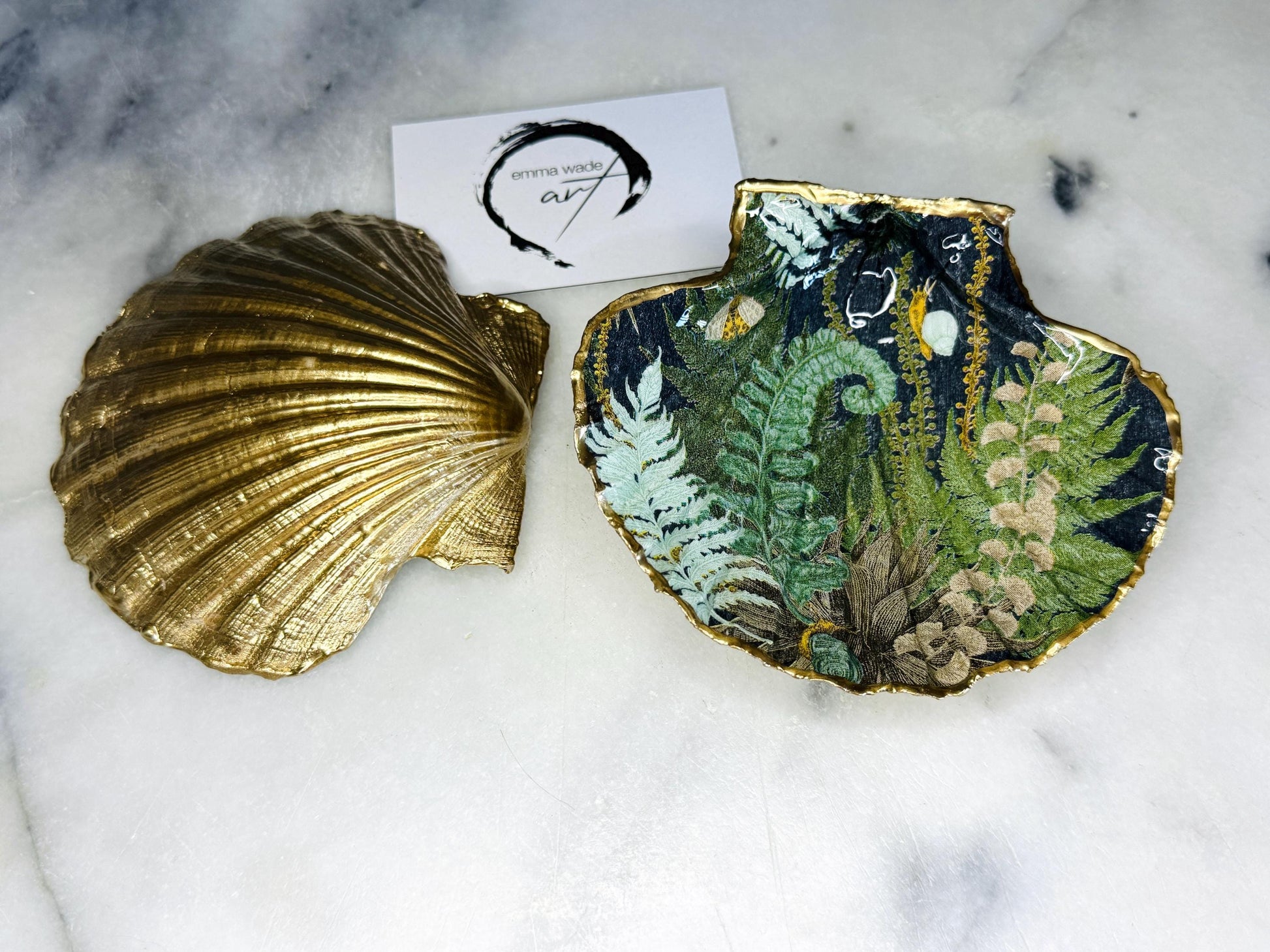 Handmade fern green scallop shell trinket dish with botanical forest fern design, gold leaf edging, and glossy resin finish. Natural Dorset shell jewellery dish inspired by woodland décor and cottagecore interiors, styled as a ring holder, trinket tray, or coastal nature-inspired gift.