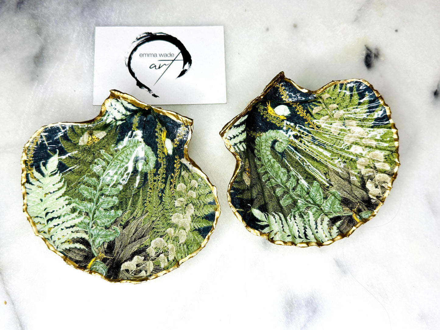 Handmade fern green scallop shell trinket dish with botanical forest fern design, gold leaf edging, and glossy resin finish. Natural Dorset shell jewellery dish inspired by woodland décor and cottagecore interiors, styled as a ring holder, trinket tray, or coastal nature-inspired gift.