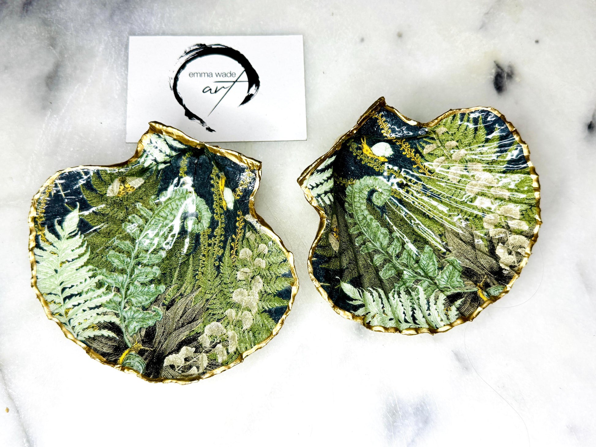 Handmade fern green scallop shell trinket dish with botanical forest fern design, gold leaf edging, and glossy resin finish. Natural Dorset shell jewellery dish inspired by woodland décor and cottagecore interiors, styled as a ring holder, trinket tray, or coastal nature-inspired gift.