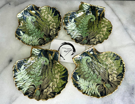 Handmade fern green scallop shell trinket dish with botanical forest fern design, gold leaf edging, and glossy resin finish. Natural Dorset shell jewellery dish inspired by woodland décor and cottagecore interiors, styled as a ring holder, trinket tray, or coastal nature-inspired gift.
